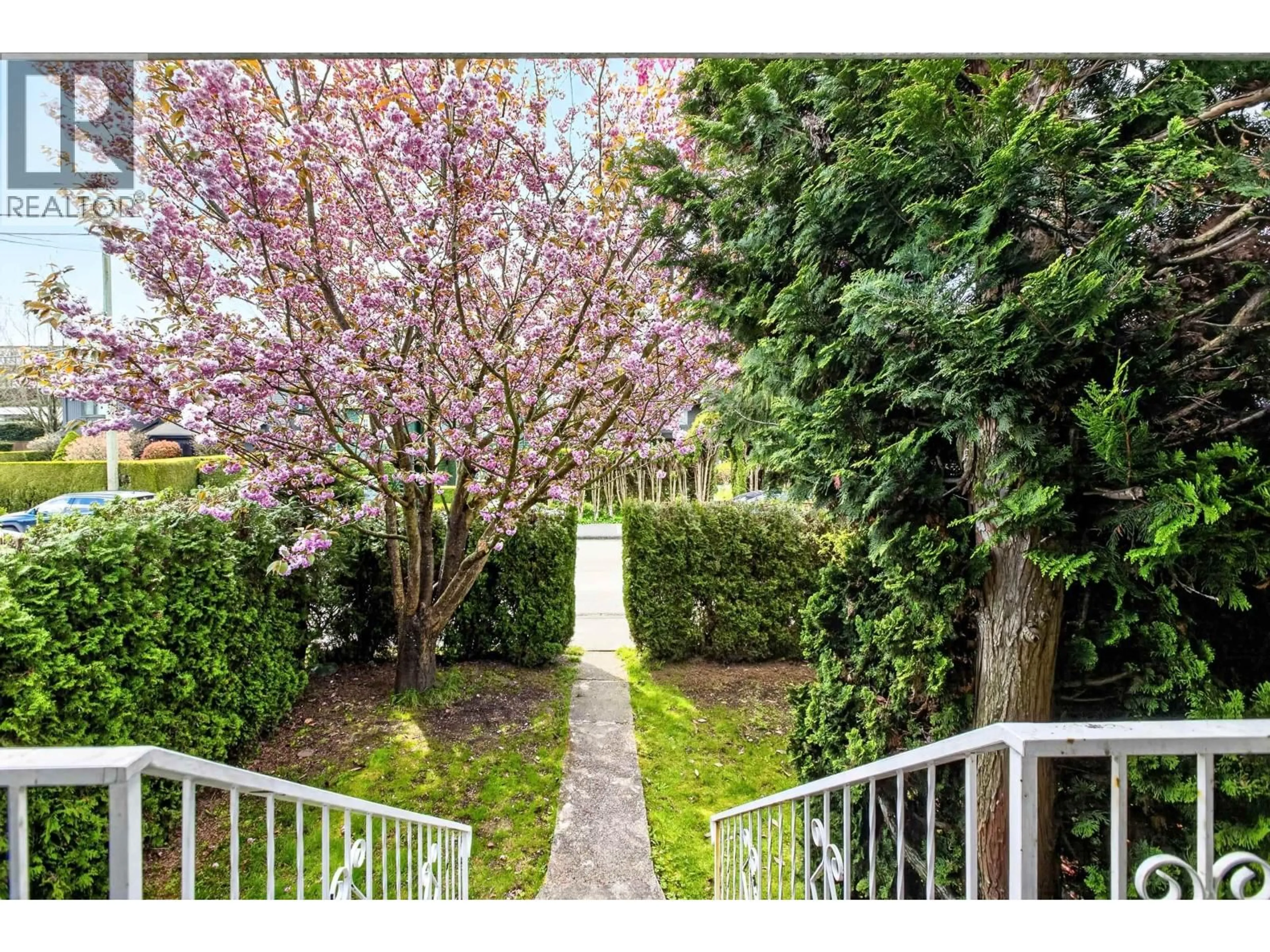 A pic from outside/outdoor area/front of a property/back of a property/a pic from drone, street for 2975 8TH AVENUE, Vancouver British Columbia V6K2C2