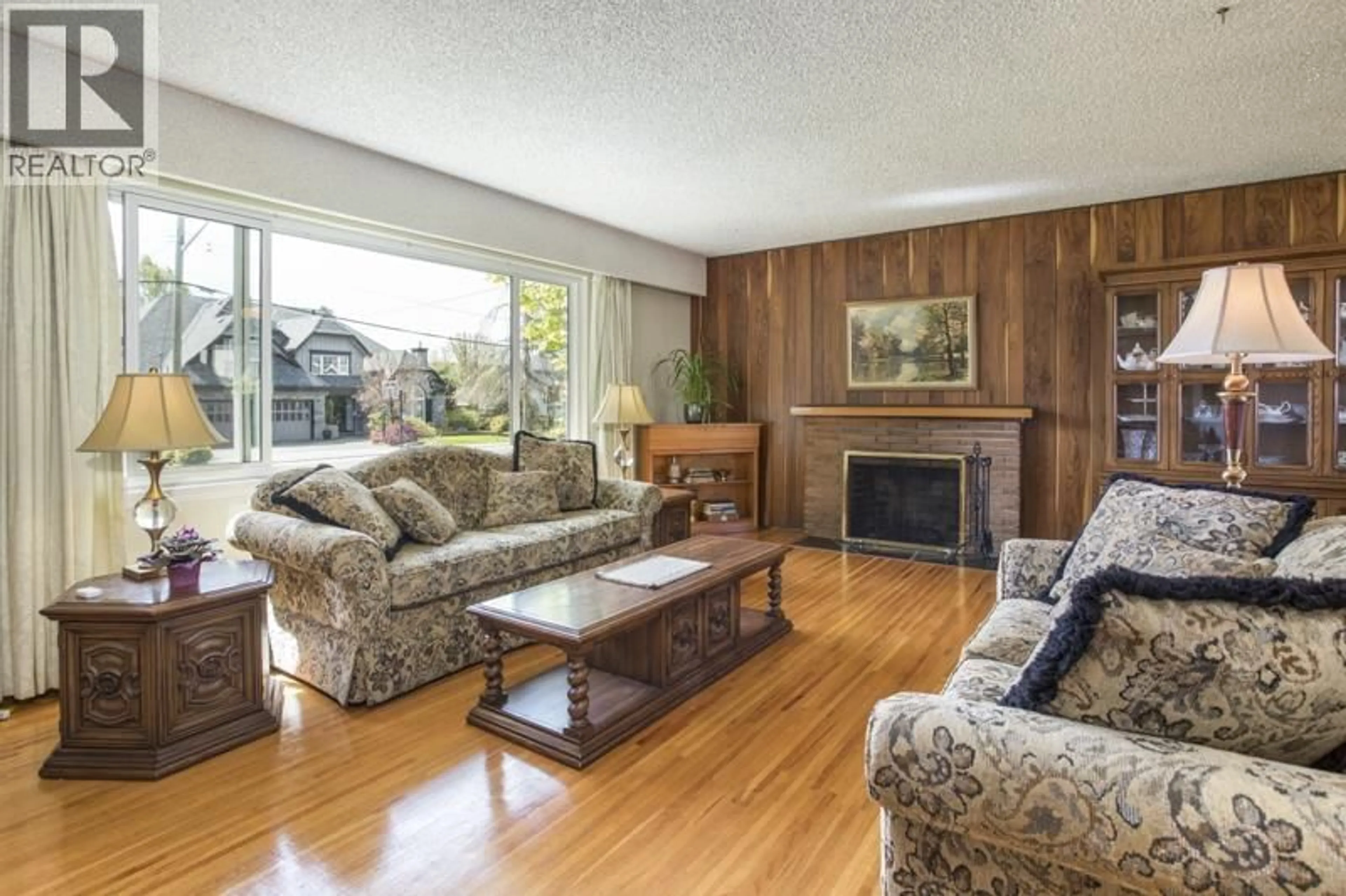 Living room with furniture, wood/laminate floor for 3511 NEWMORE AVENUE, Richmond British Columbia V7C1M5
