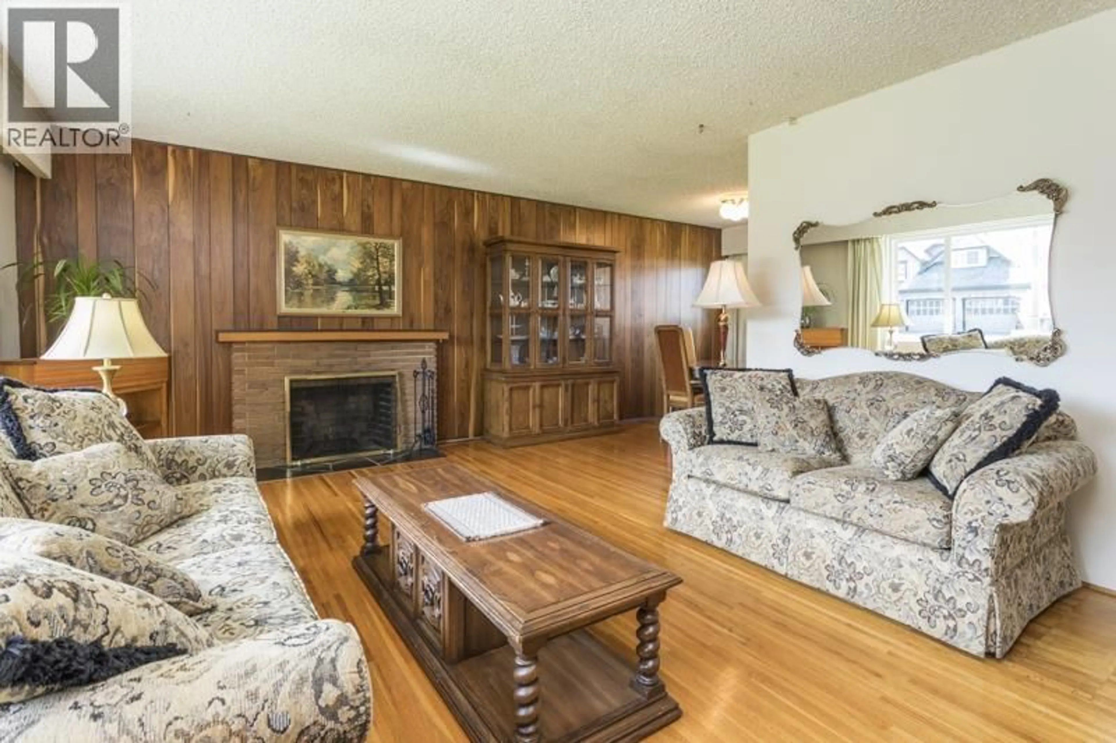 Living room with furniture, wood/laminate floor for 3511 NEWMORE AVENUE, Richmond British Columbia V7C1M5