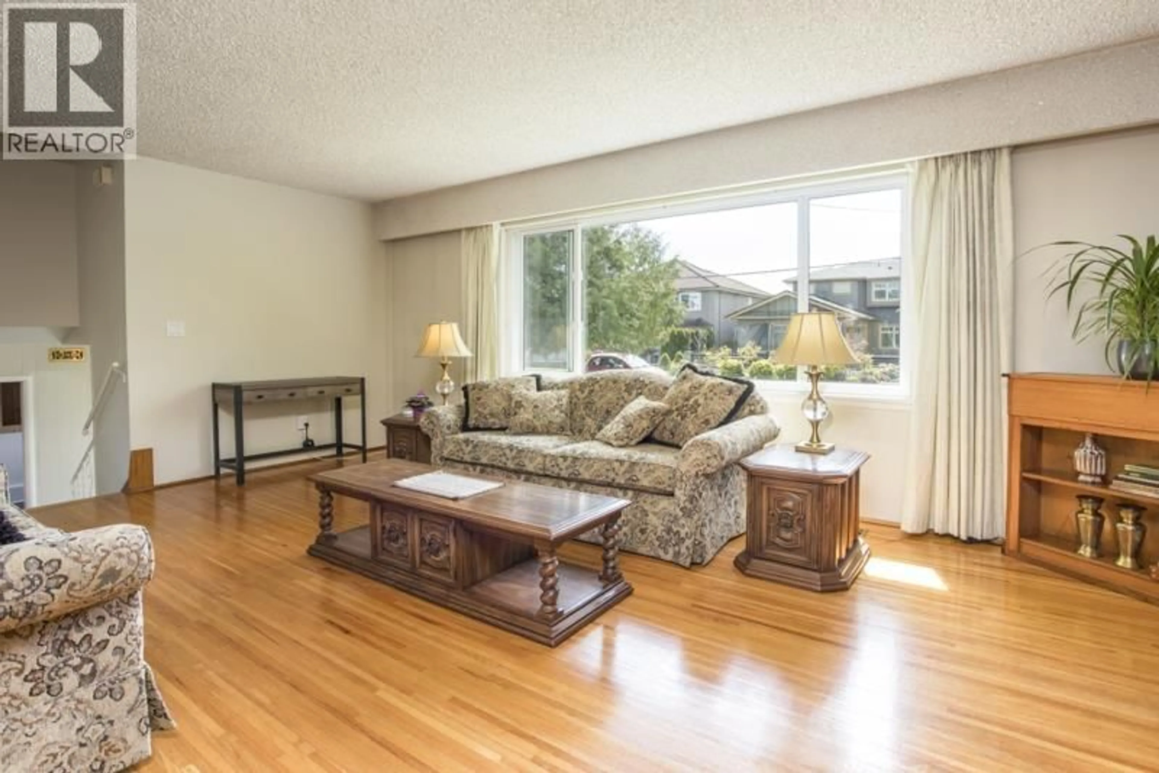 Living room with furniture, wood/laminate floor for 3511 NEWMORE AVENUE, Richmond British Columbia V7C1M5