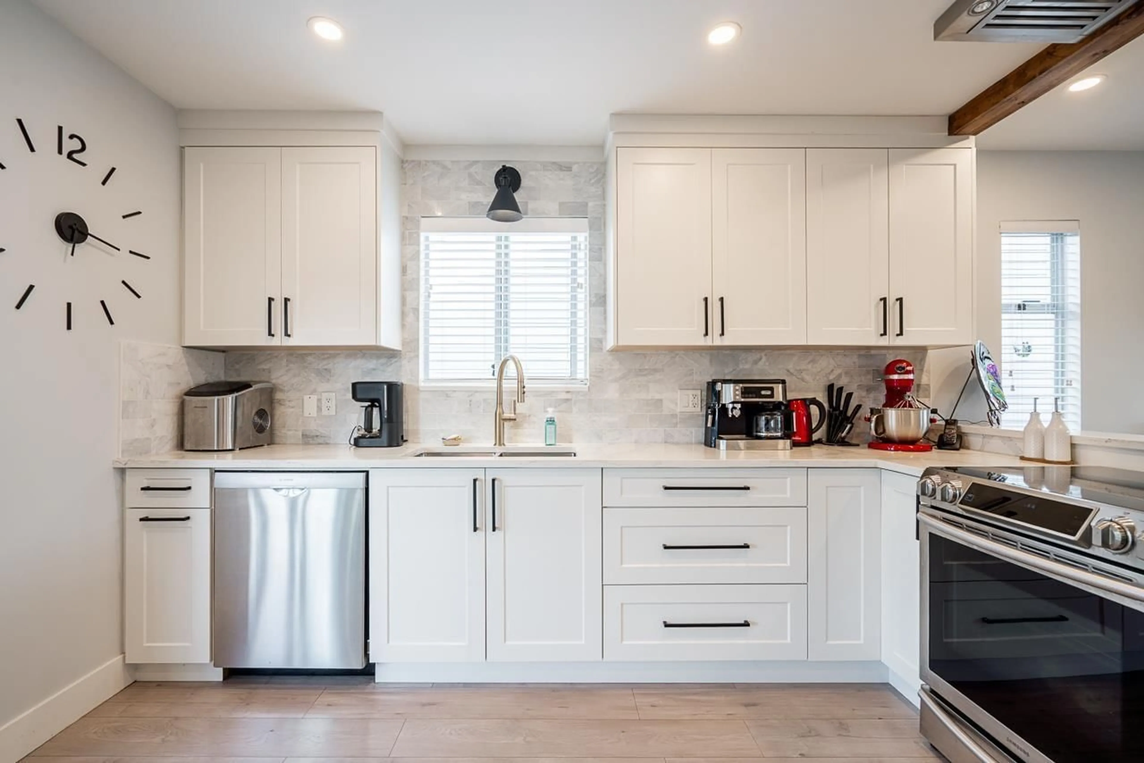 Contemporary kitchen, unknown for 2283 WILLOUGHBY COURT, Langley British Columbia V2Y1C4