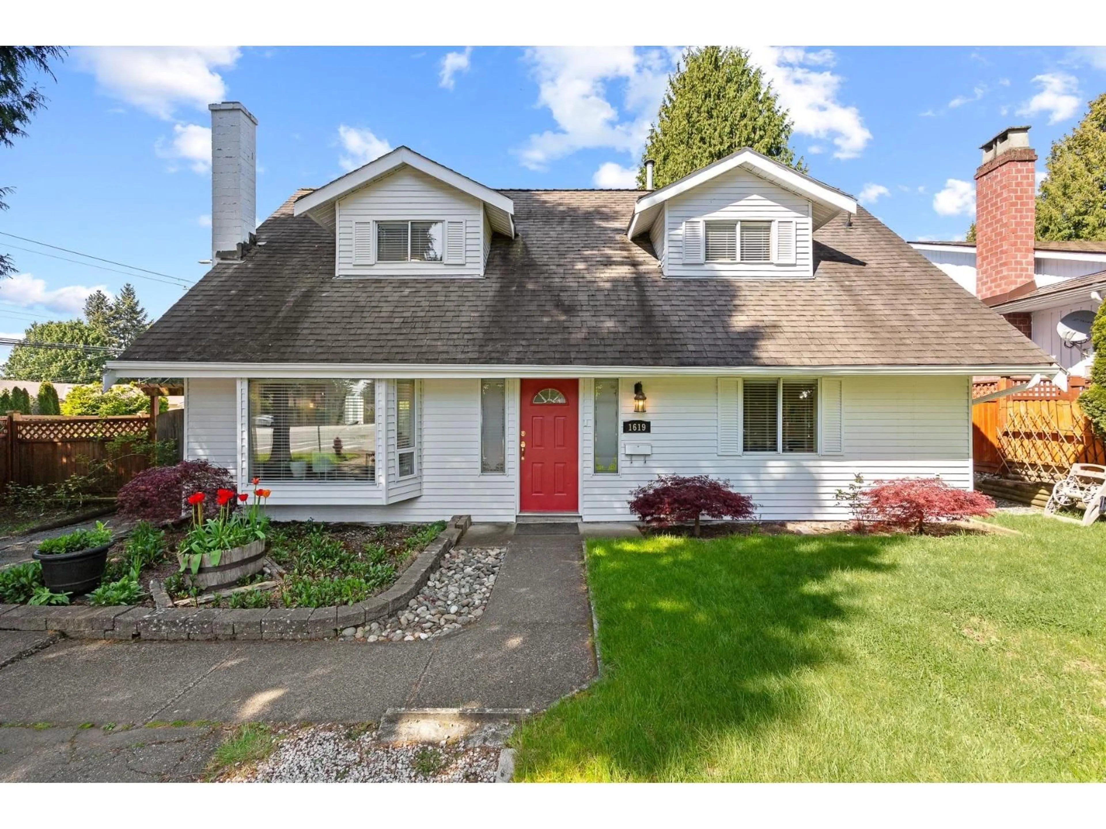 Home with vinyl exterior material, street for 1619 138A STREET, Surrey British Columbia V4A7E6