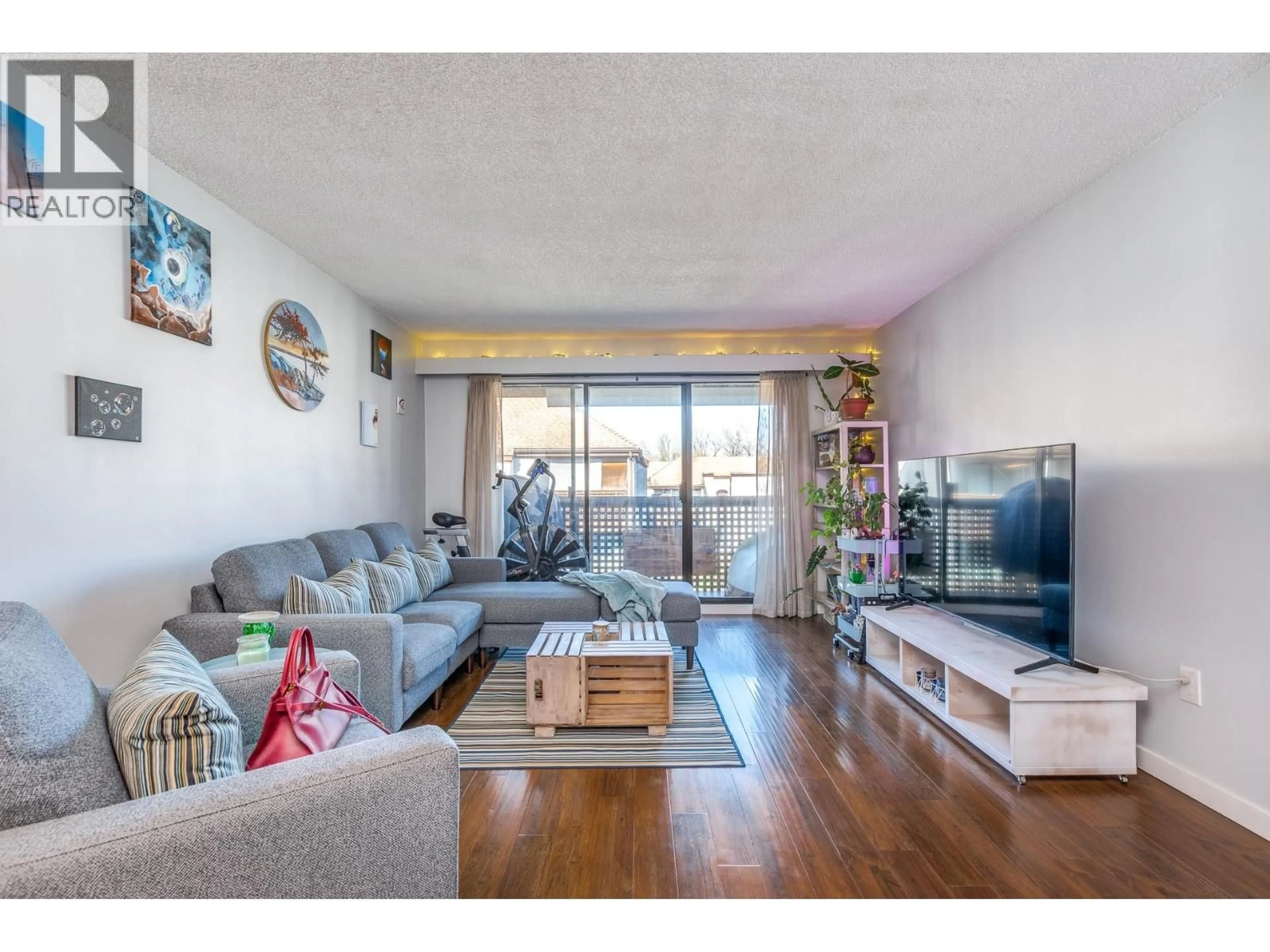 Living room with furniture, wood/laminate floor for 415 - 365 GINGER DRIVE, New Westminster British Columbia V3L5L5