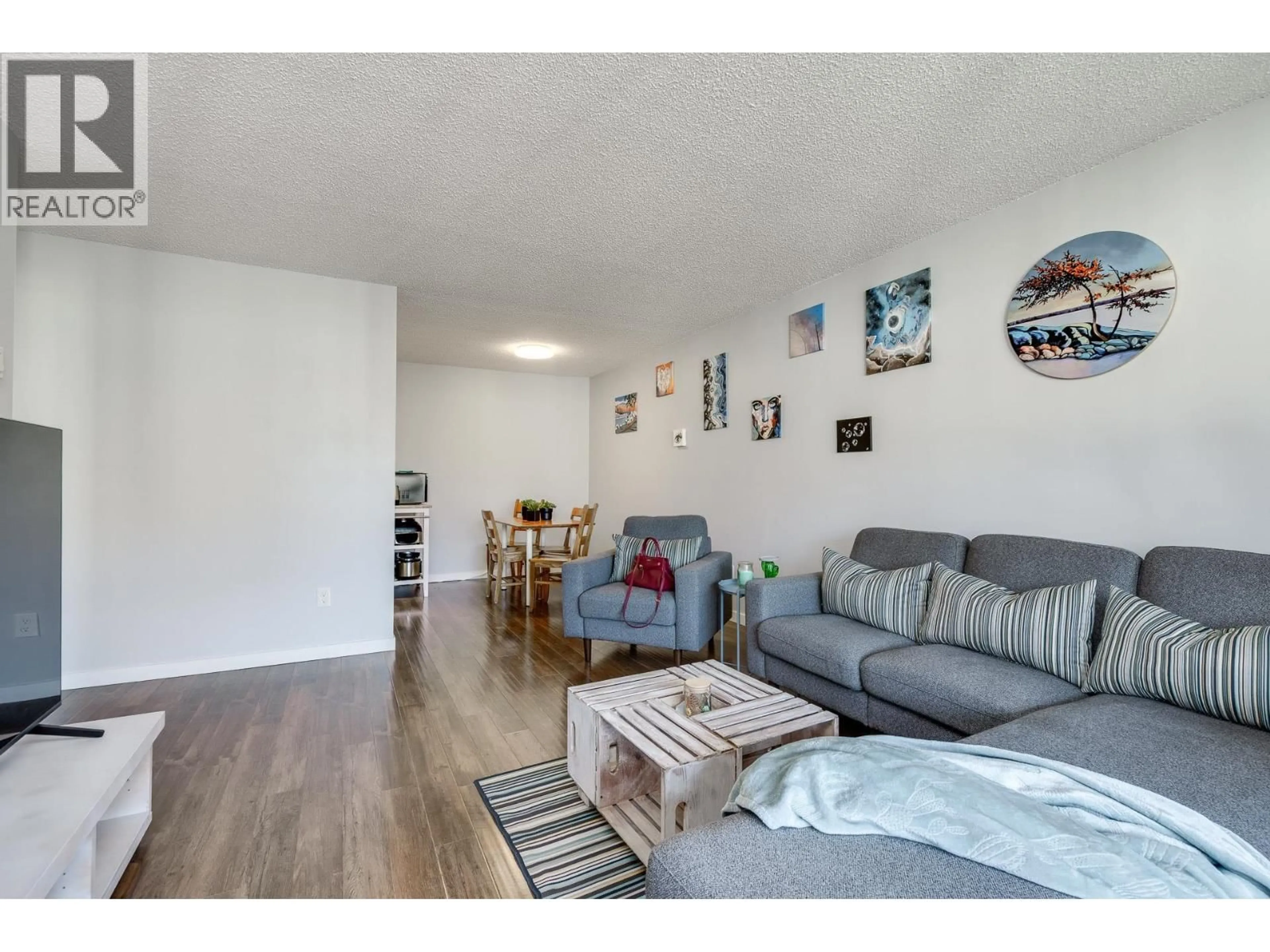 Living room with furniture, wood/laminate floor for 415 - 365 GINGER DRIVE, New Westminster British Columbia V3L5L5