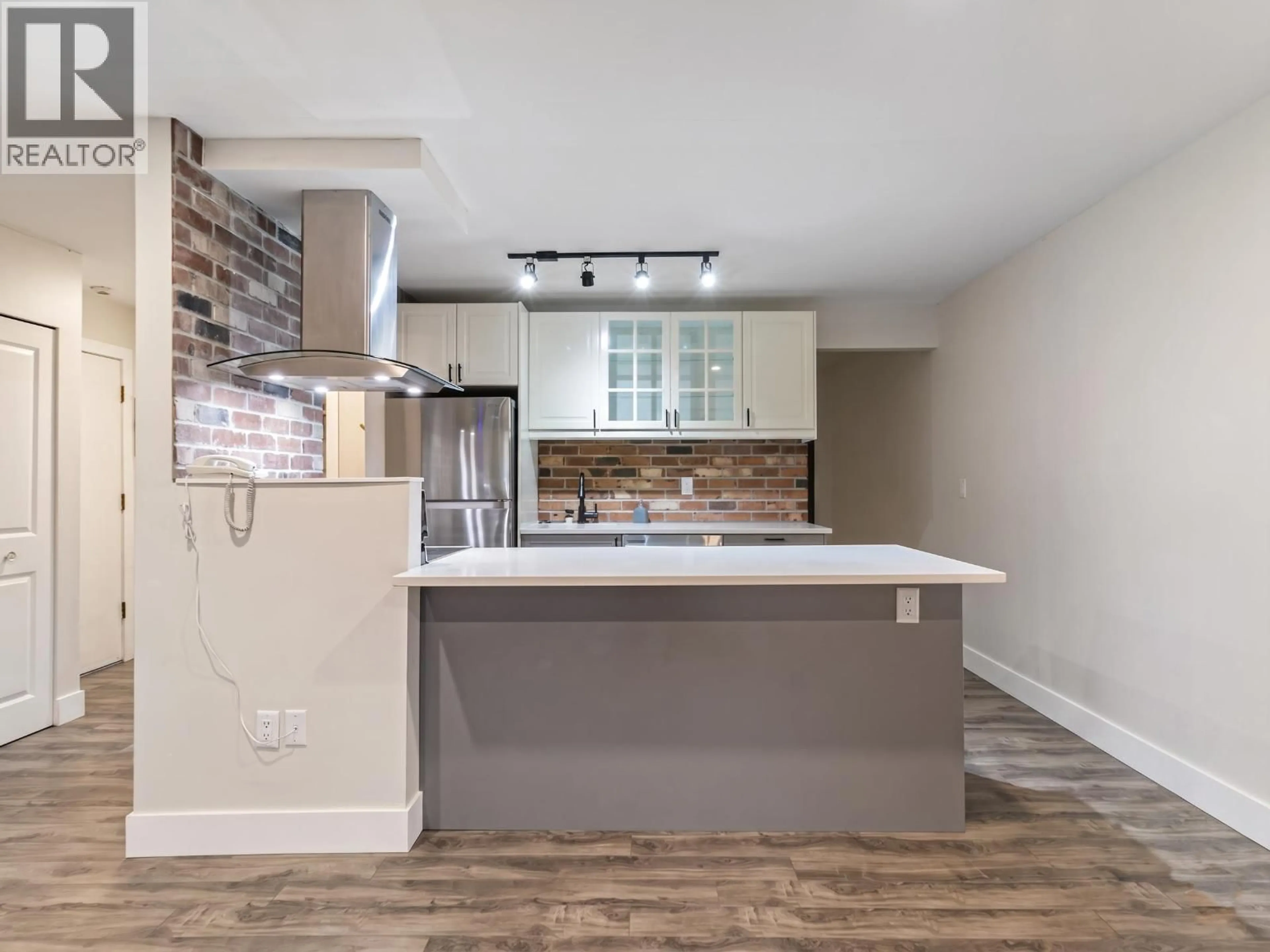 Open concept kitchen, unknown for 114 - 2250 OXFORD STREET, Vancouver British Columbia V5L1G1