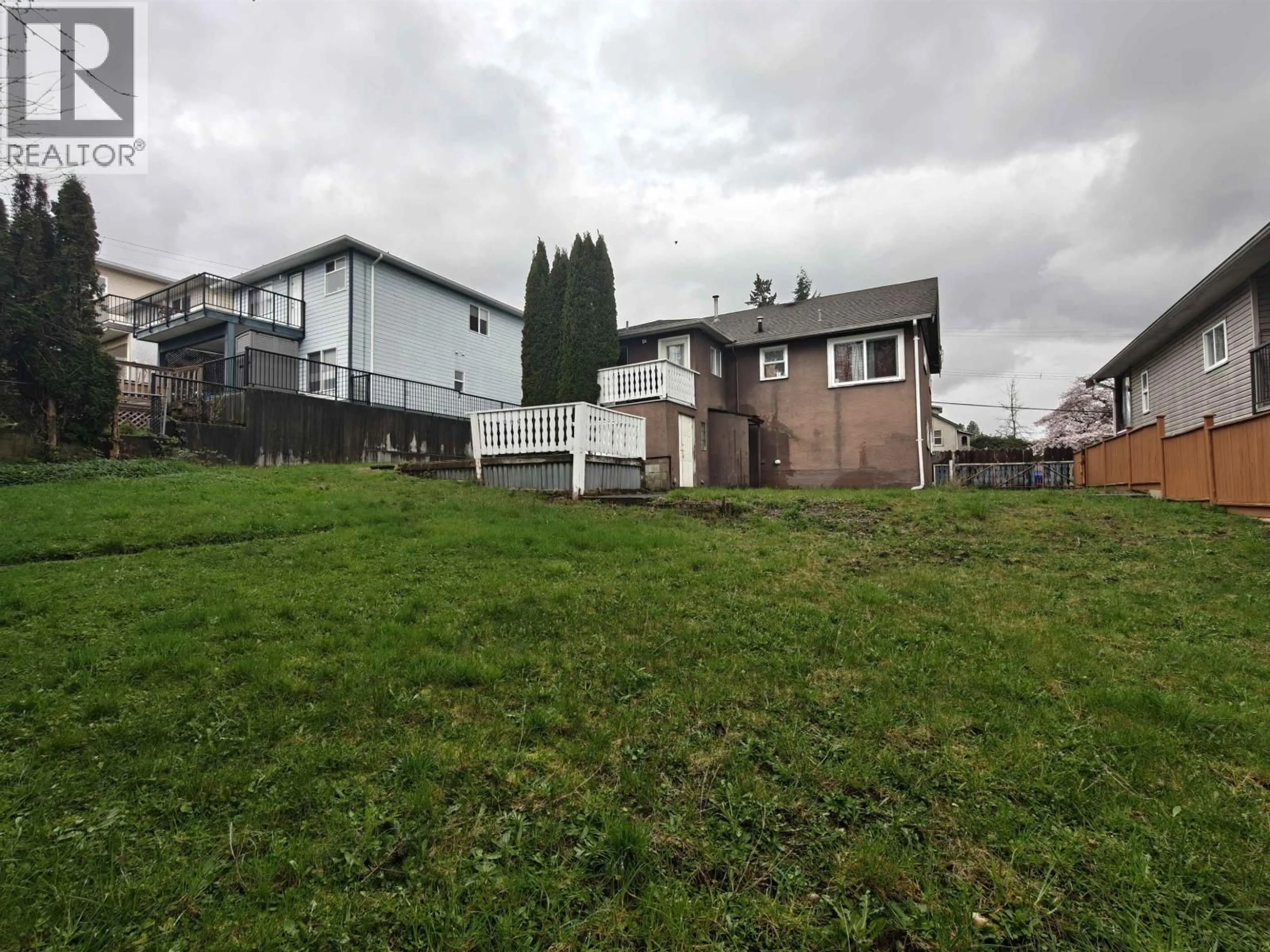 A pic from outside/outdoor area/front of a property/back of a property/a pic from drone, unknown for 370 HOSPITAL STREET, New Westminster British Columbia V3L3L4
