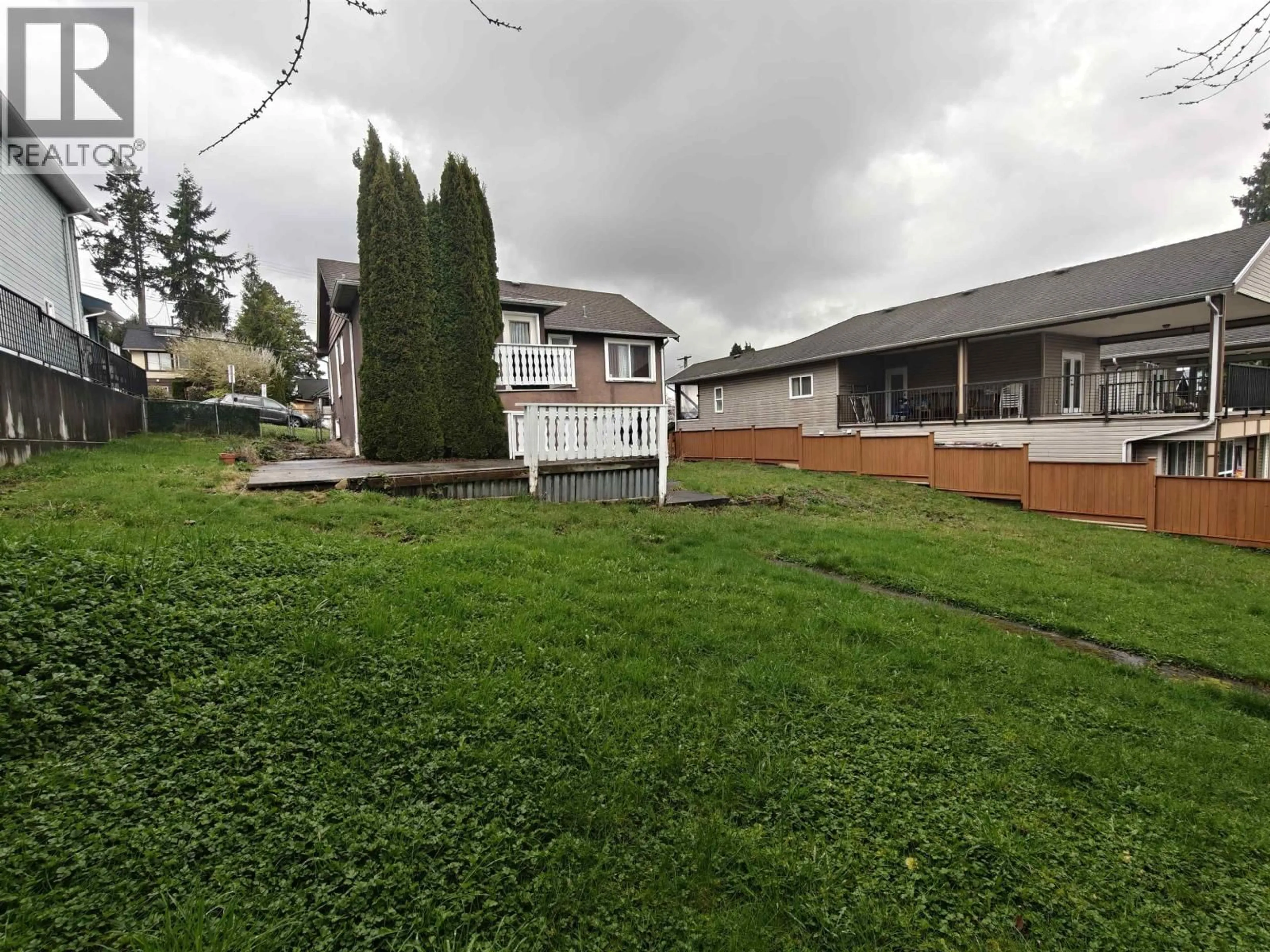 A pic from outside/outdoor area/front of a property/back of a property/a pic from drone, building for 370 HOSPITAL STREET, New Westminster British Columbia V3L3L4