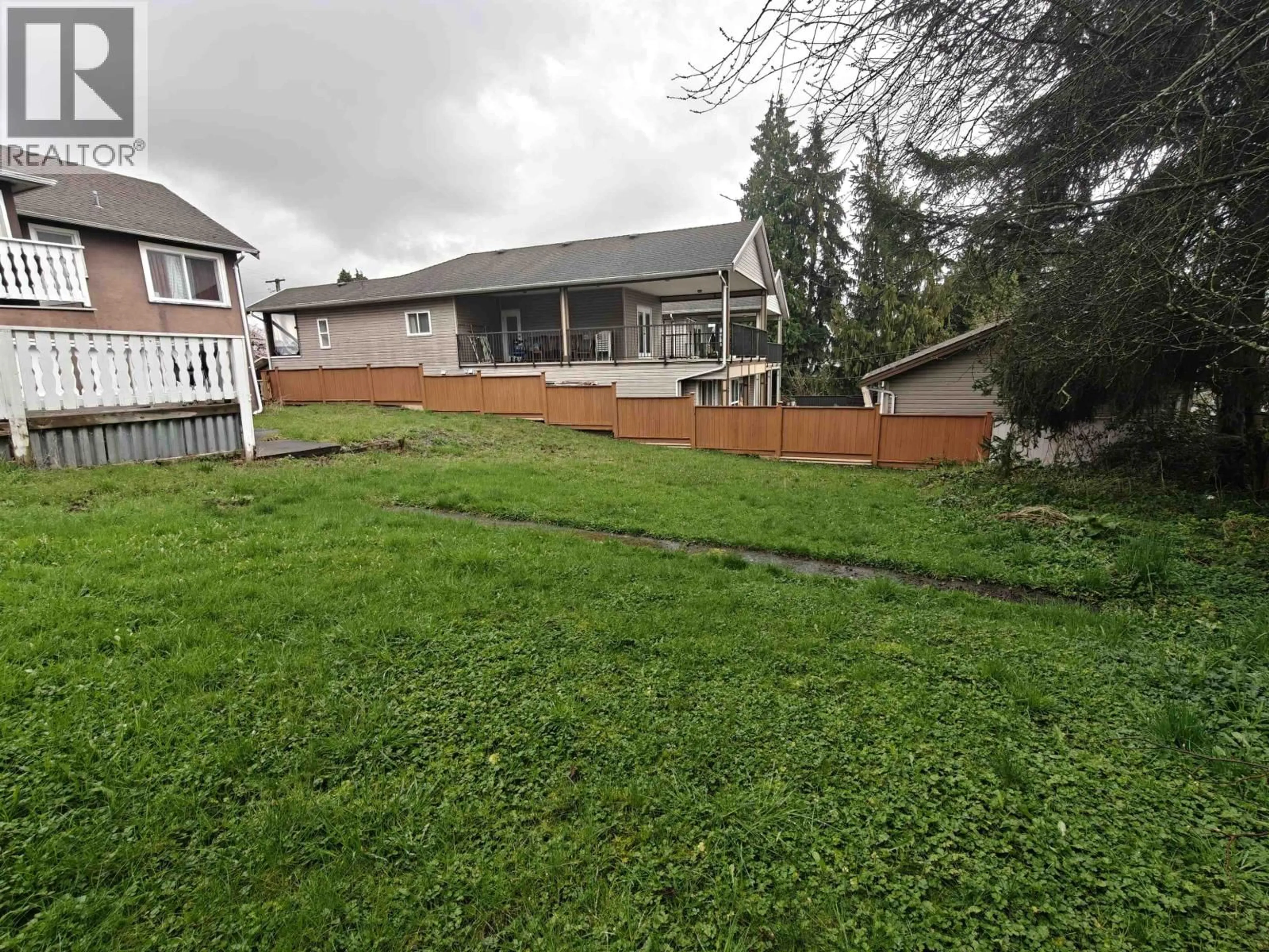 A pic from outside/outdoor area/front of a property/back of a property/a pic from drone, unknown for 370 HOSPITAL STREET, New Westminster British Columbia V3L3L4