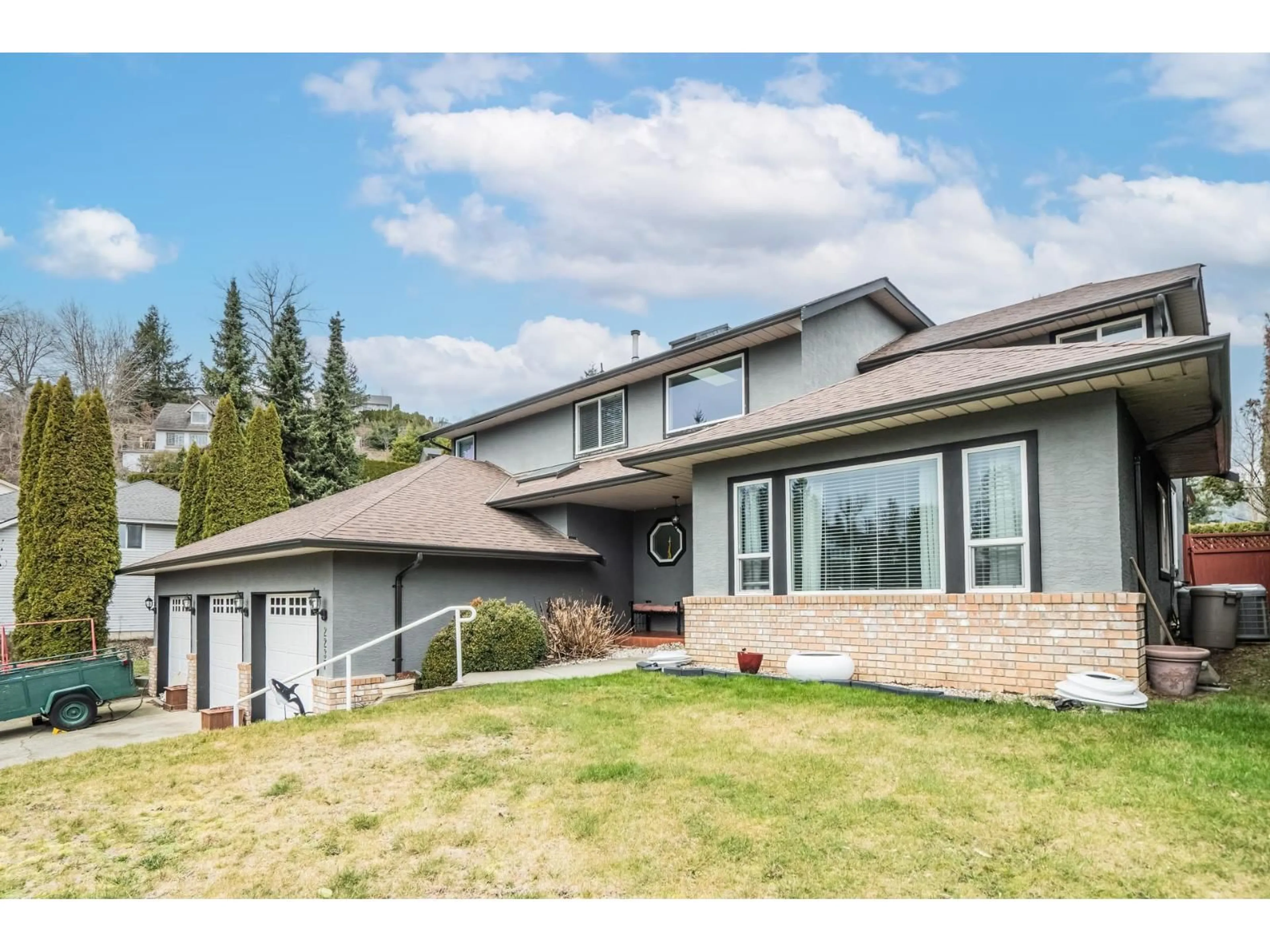 Home with vinyl exterior material, mountain view for 2237 MOUNTAIN DRIVE, Abbotsford British Columbia V3G1E3