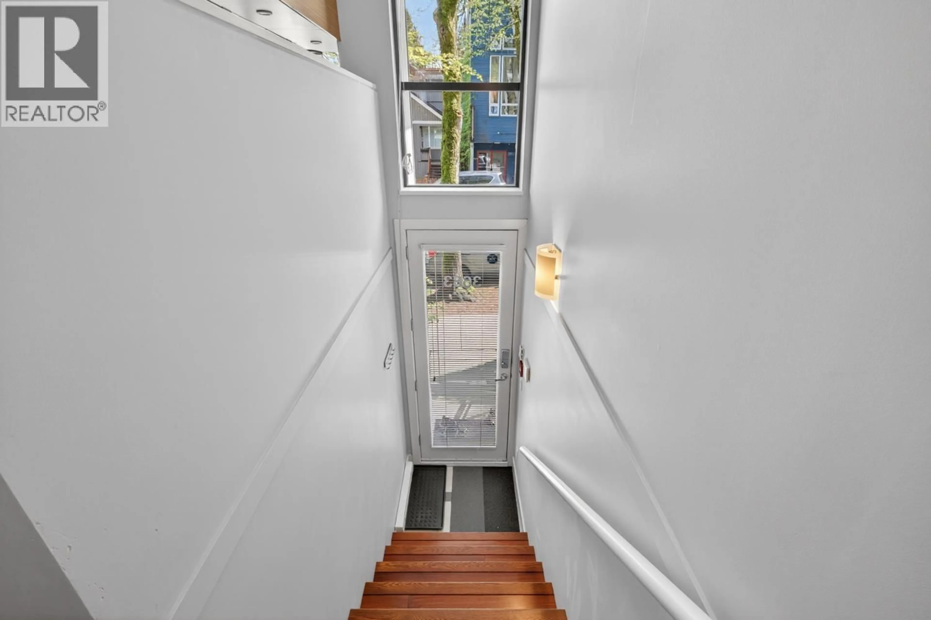 Indoor foyer for 3683 COMMERCIAL STREET, Vancouver British Columbia V5N4G1
