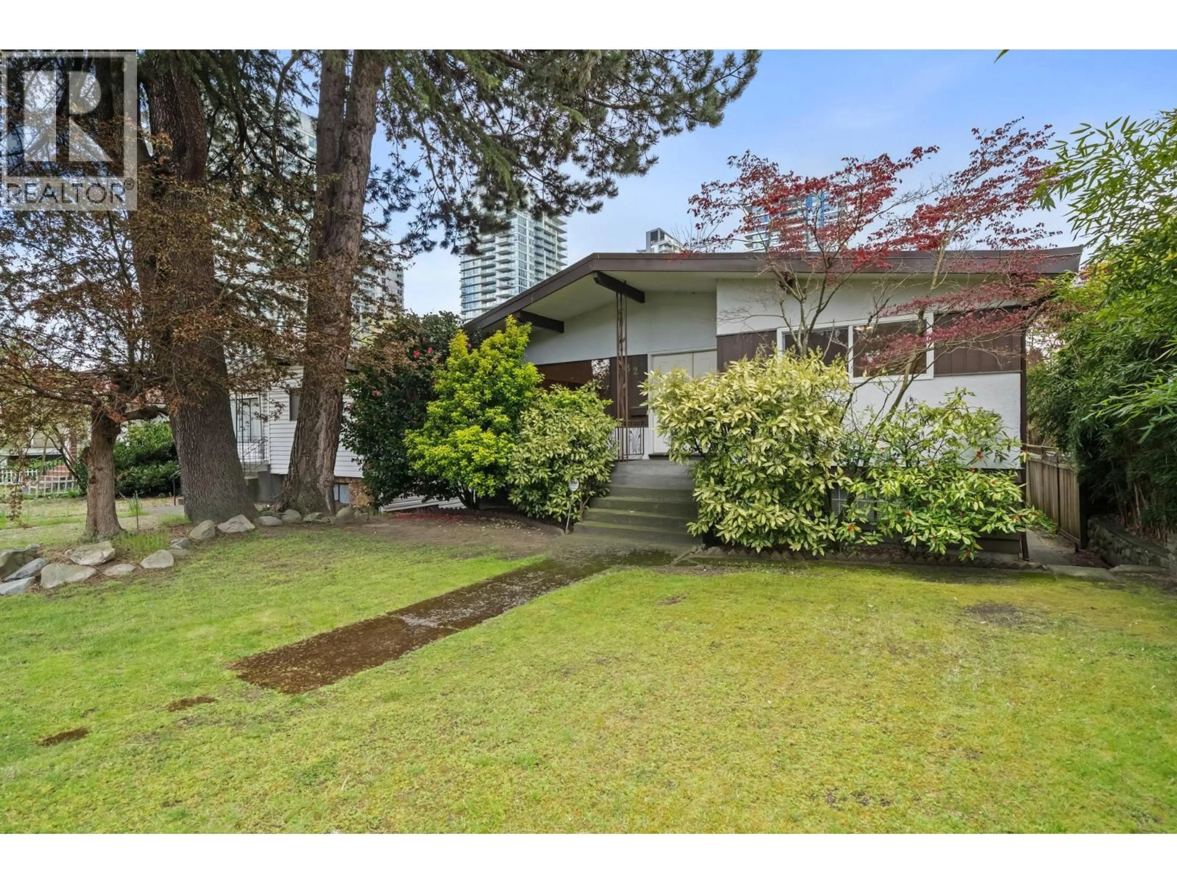 A pic from outside/outdoor area/front of a property/back of a property/a pic from drone, street for 532 64TH AVENUE, Vancouver British Columbia V6P2K9
