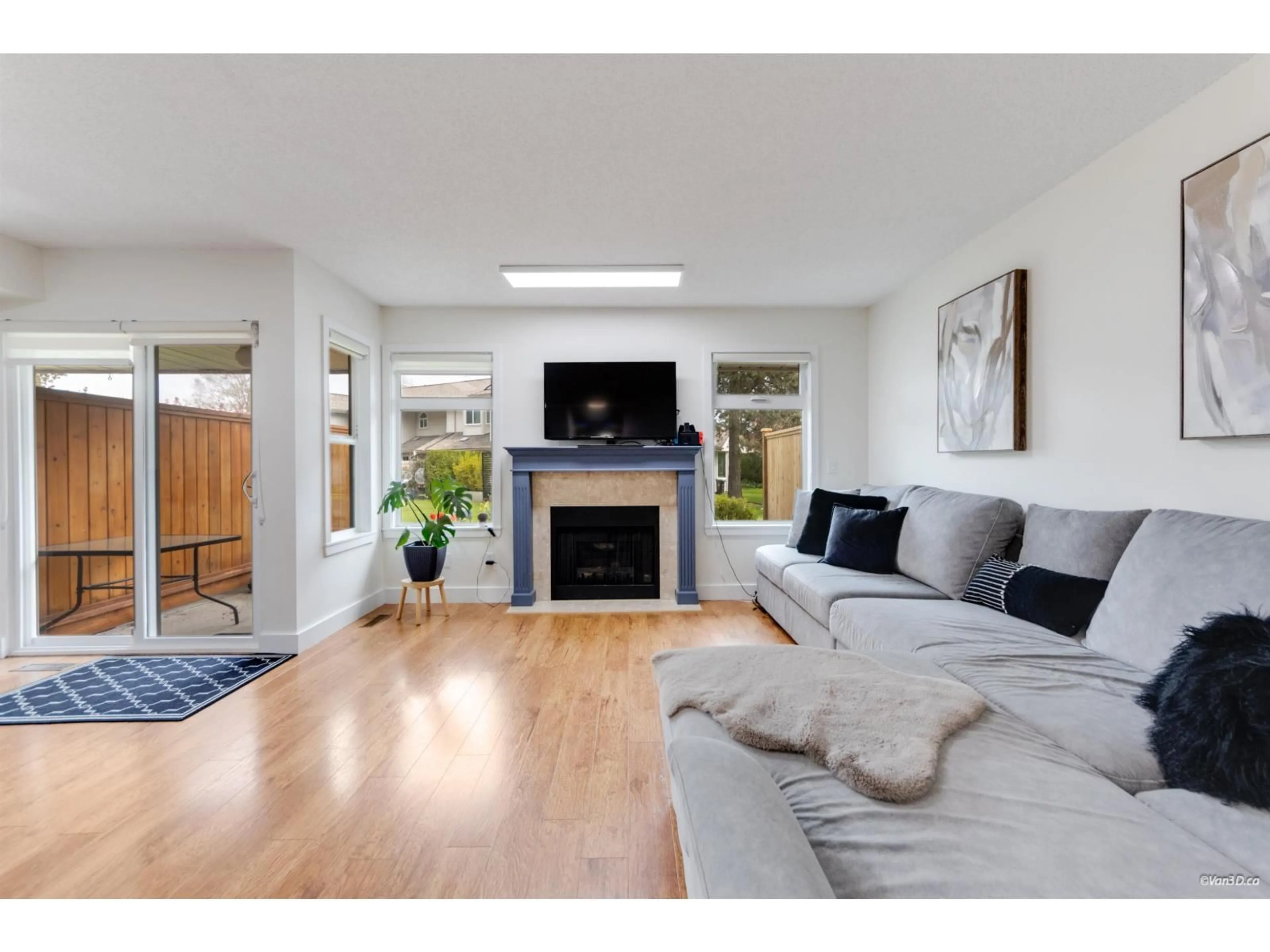 Living room with furniture, wood/laminate floor for 65 - 9045 WALNUT GROVE DRIVE, Langley British Columbia V1M2E1