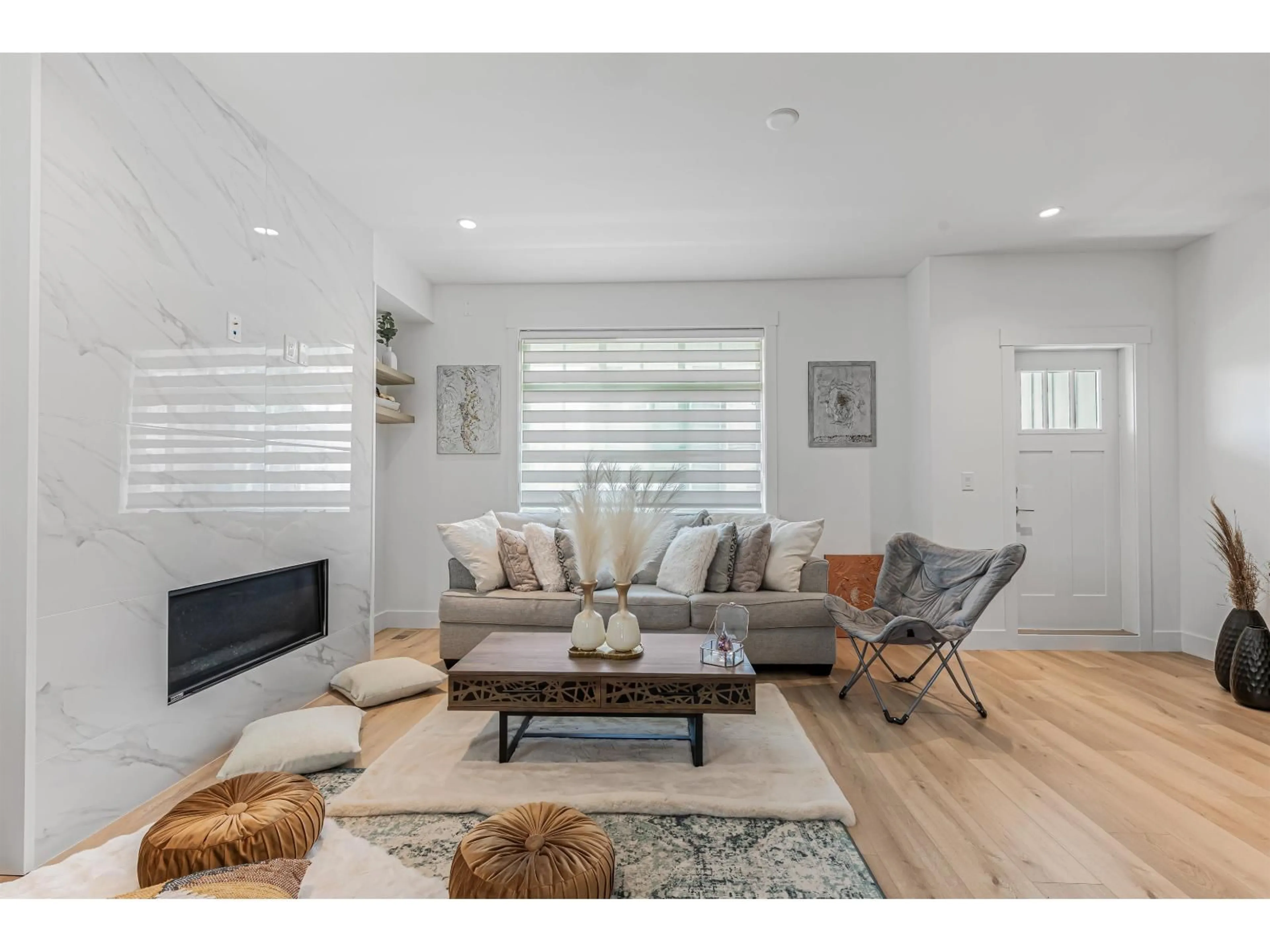 Living room with furniture, wood/laminate floor for 16 - 9762 182A STREET, Surrey British Columbia V4N6W5