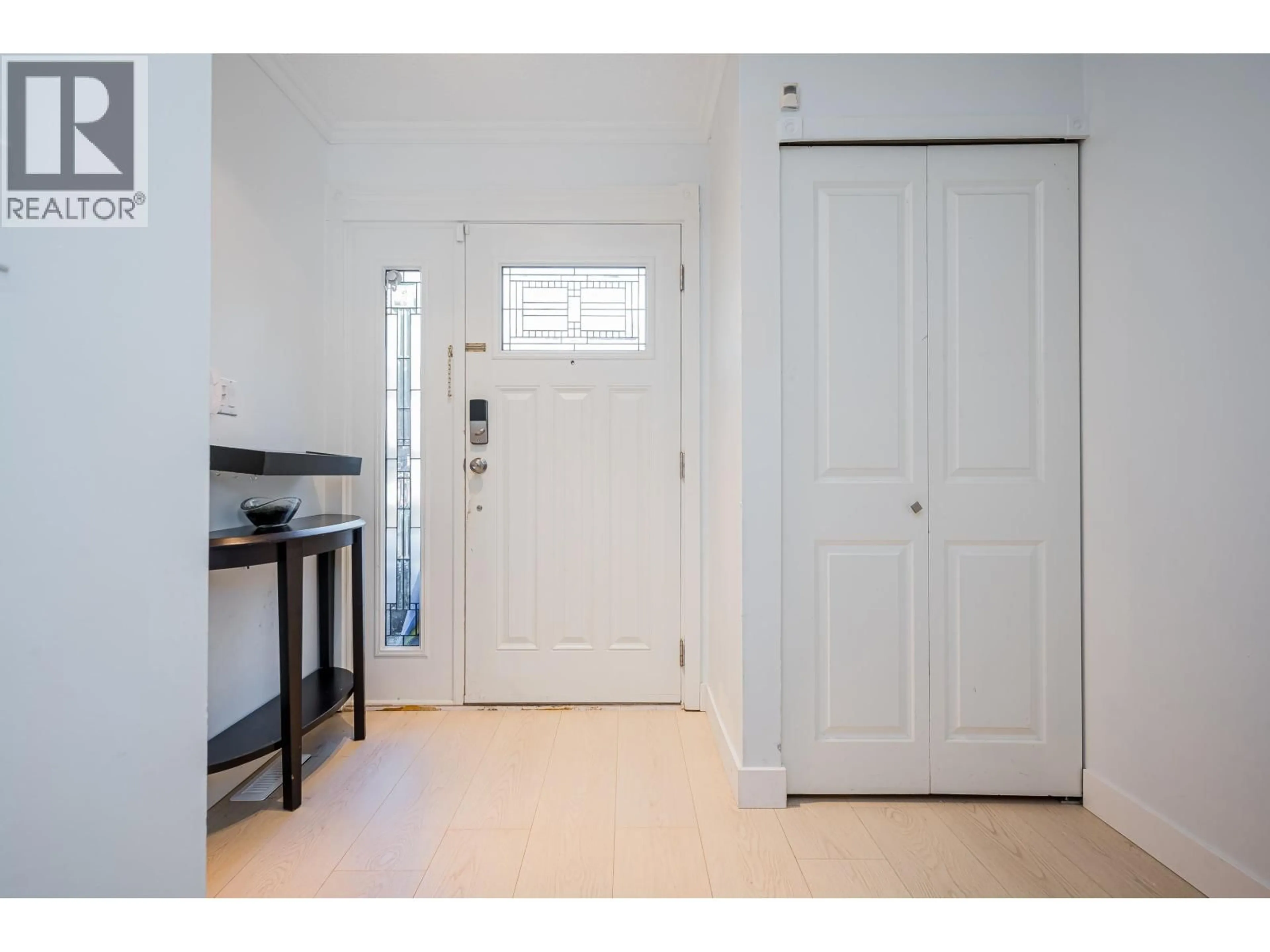 Indoor entryway for 4814 FERNGLEN DRIVE, Burnaby British Columbia V5G3V7