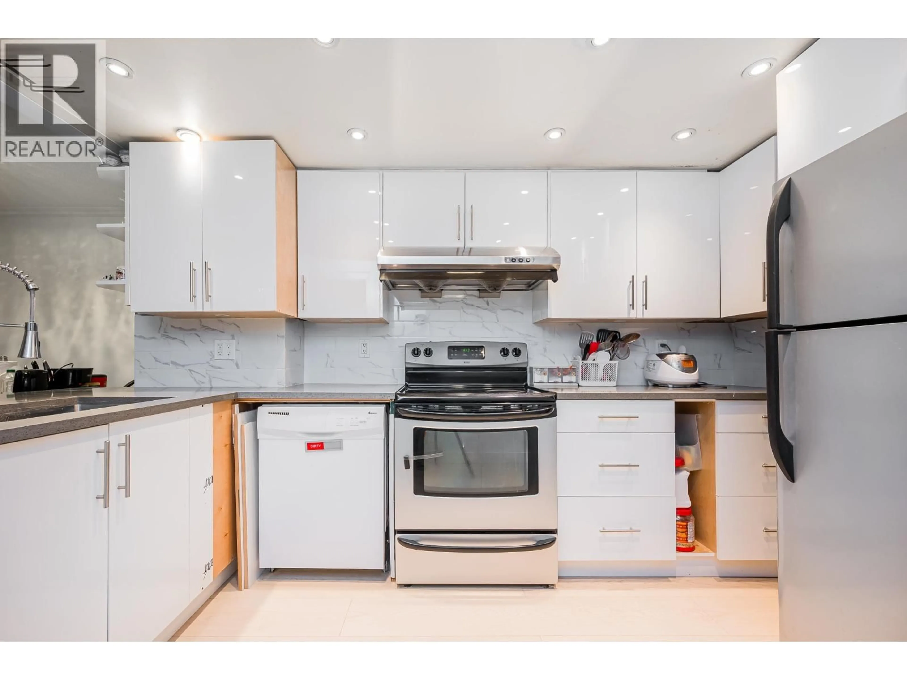 Standard kitchen, unknown for 4814 FERNGLEN DRIVE, Burnaby British Columbia V5G3V7