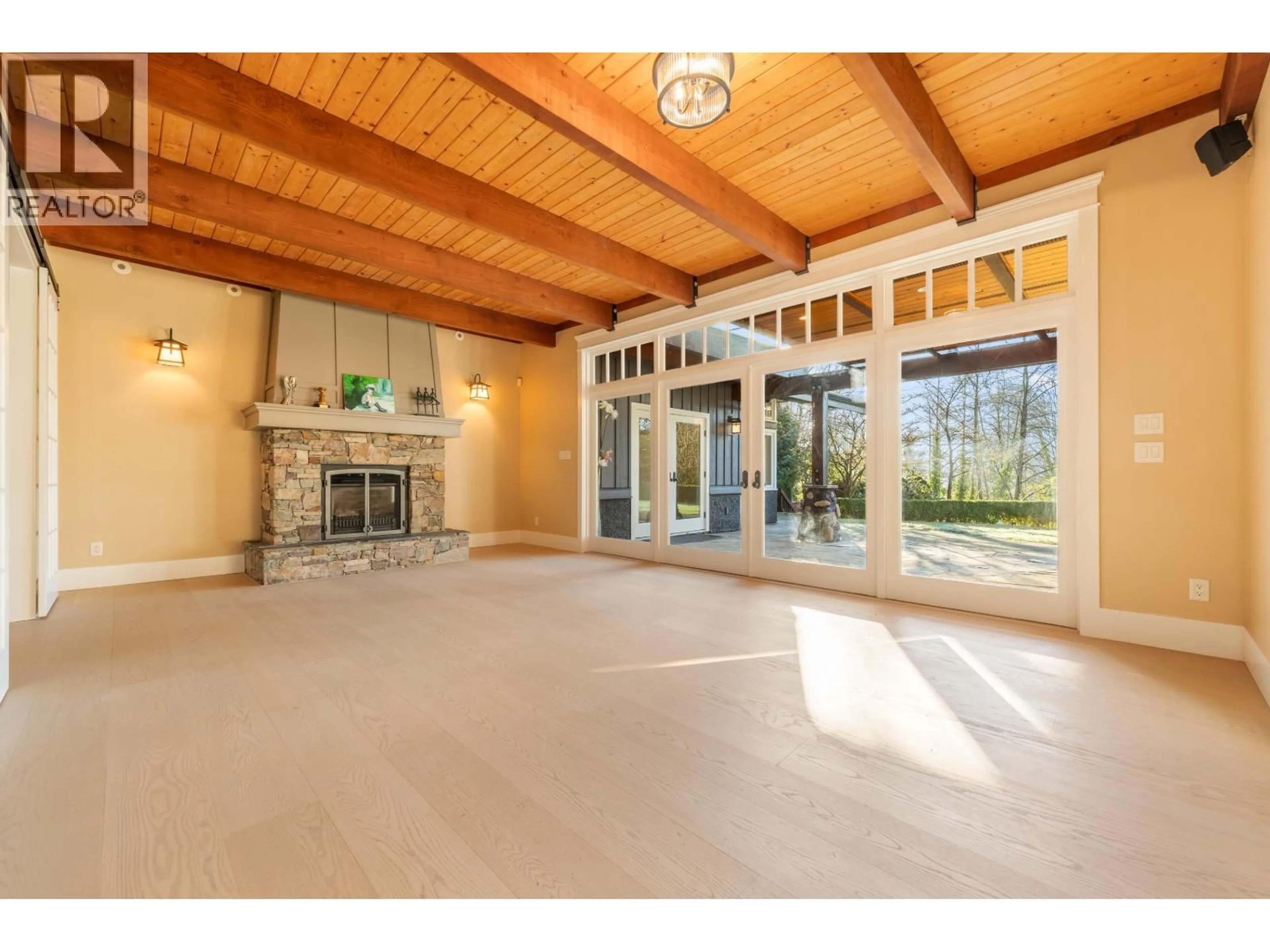 Indoor foyer for 366 KEITH ROAD, West Vancouver British Columbia V7T1L7