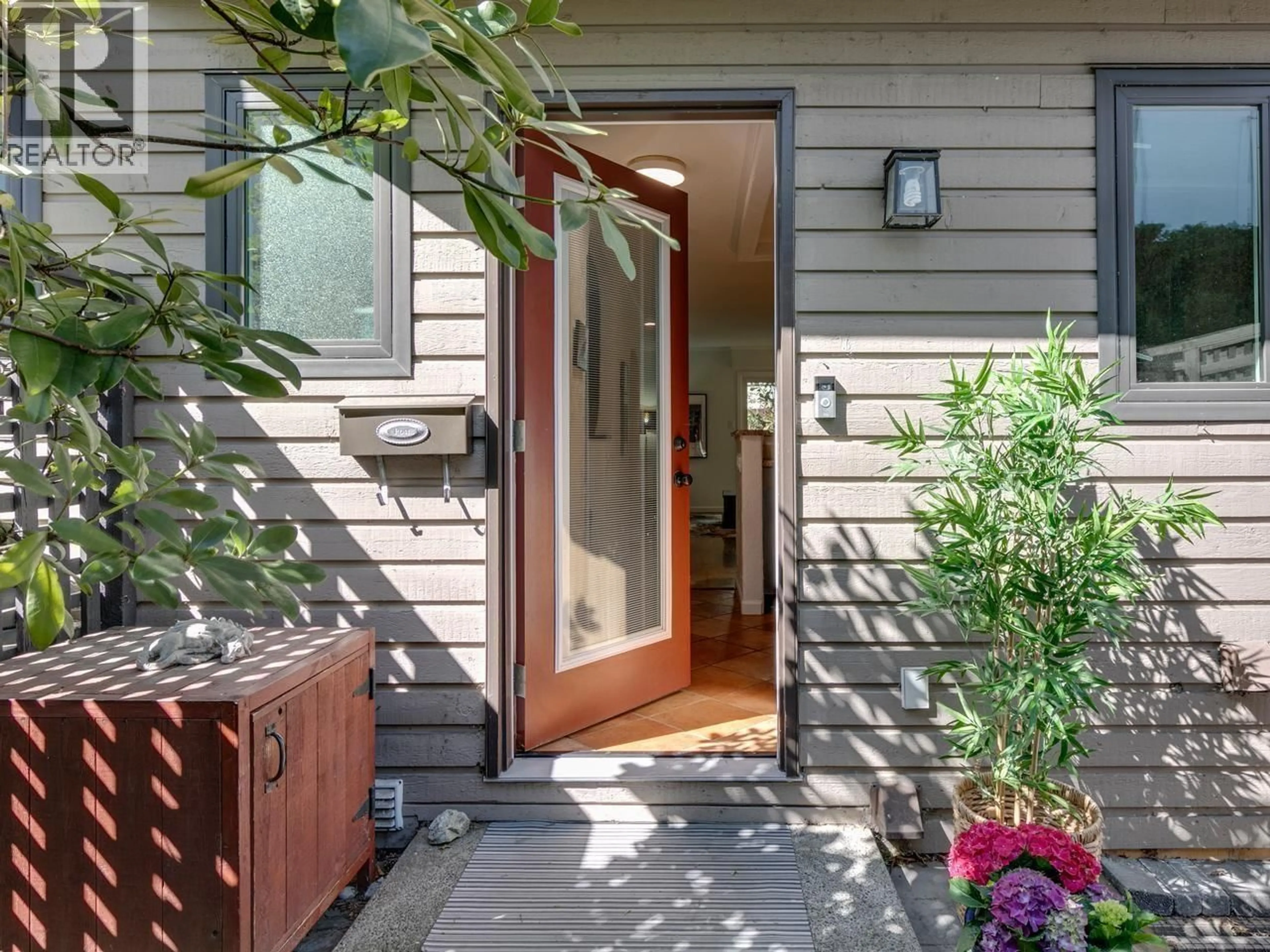 Indoor entryway for 160 12TH STREET, North Vancouver British Columbia V7M1N3