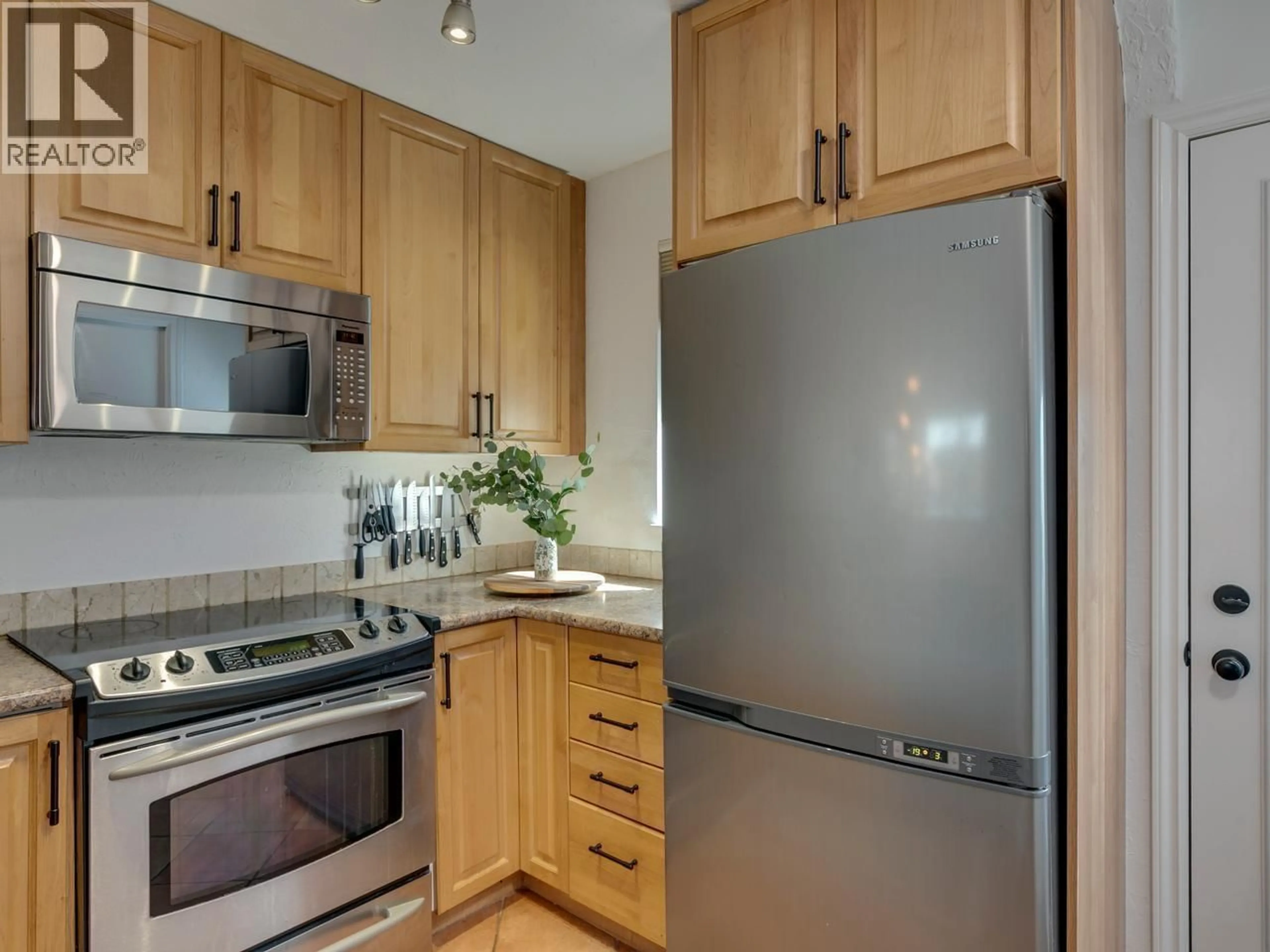 Standard kitchen, unknown for 160 12TH STREET, North Vancouver British Columbia V7M1N3