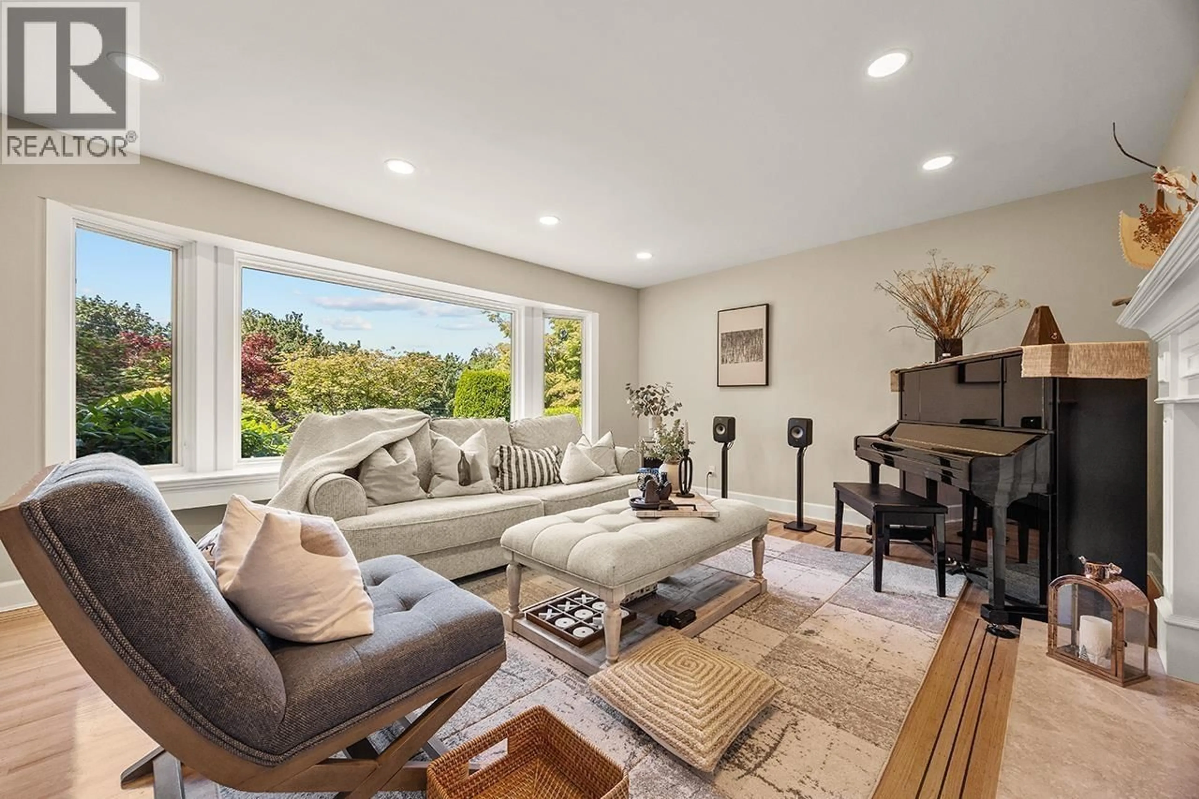 Living room with furniture, unknown for 7488 WHELEN COURT, Burnaby British Columbia V5E1X3