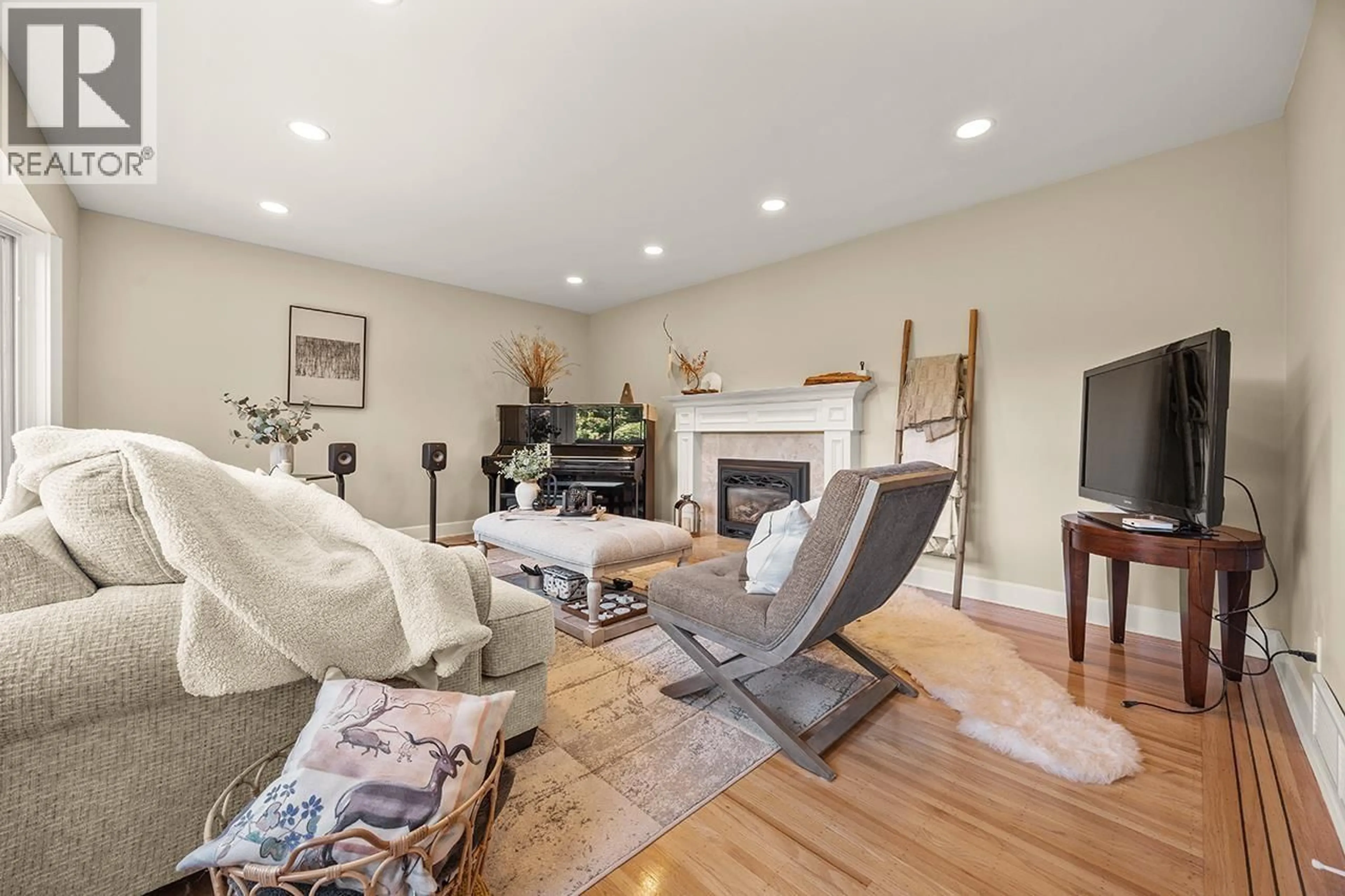 Living room with furniture, unknown for 7488 WHELEN COURT, Burnaby British Columbia V5E1X3