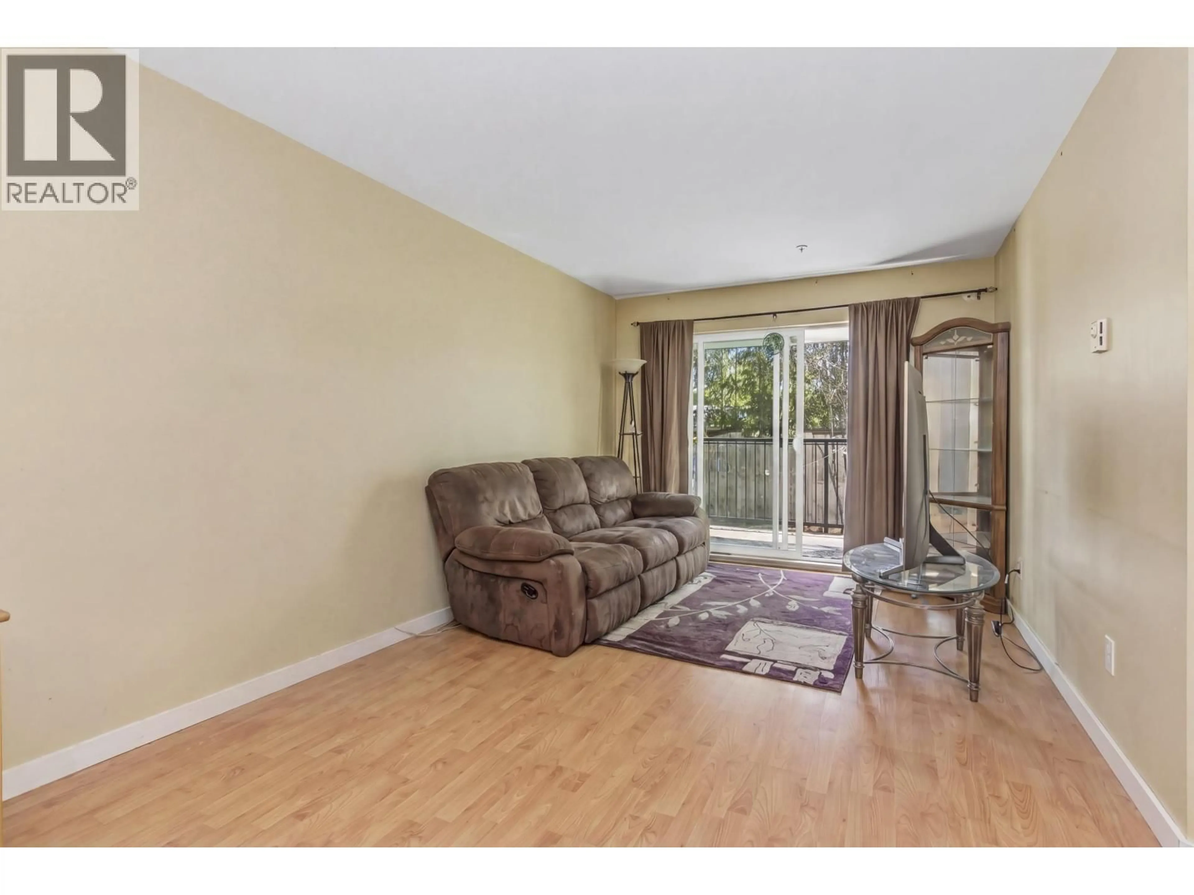 Living room with furniture, unknown for E105 - 40180 WILLOW CRESCENT, Squamish British Columbia V8B0M3