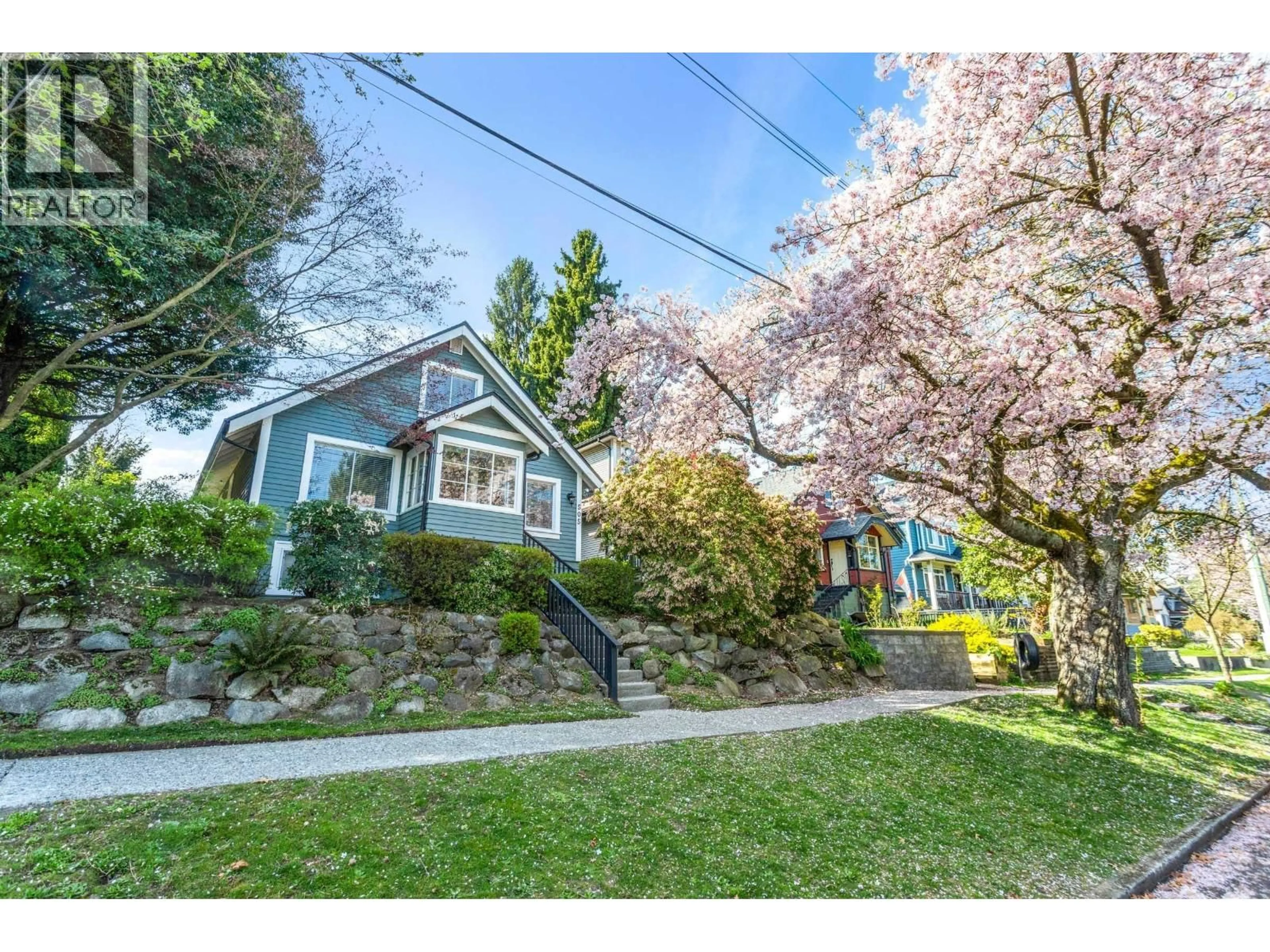 A pic from outside/outdoor area/front of a property/back of a property/a pic from drone, street for 505 GARFIELD STREET, New Westminster British Columbia V3L4A6