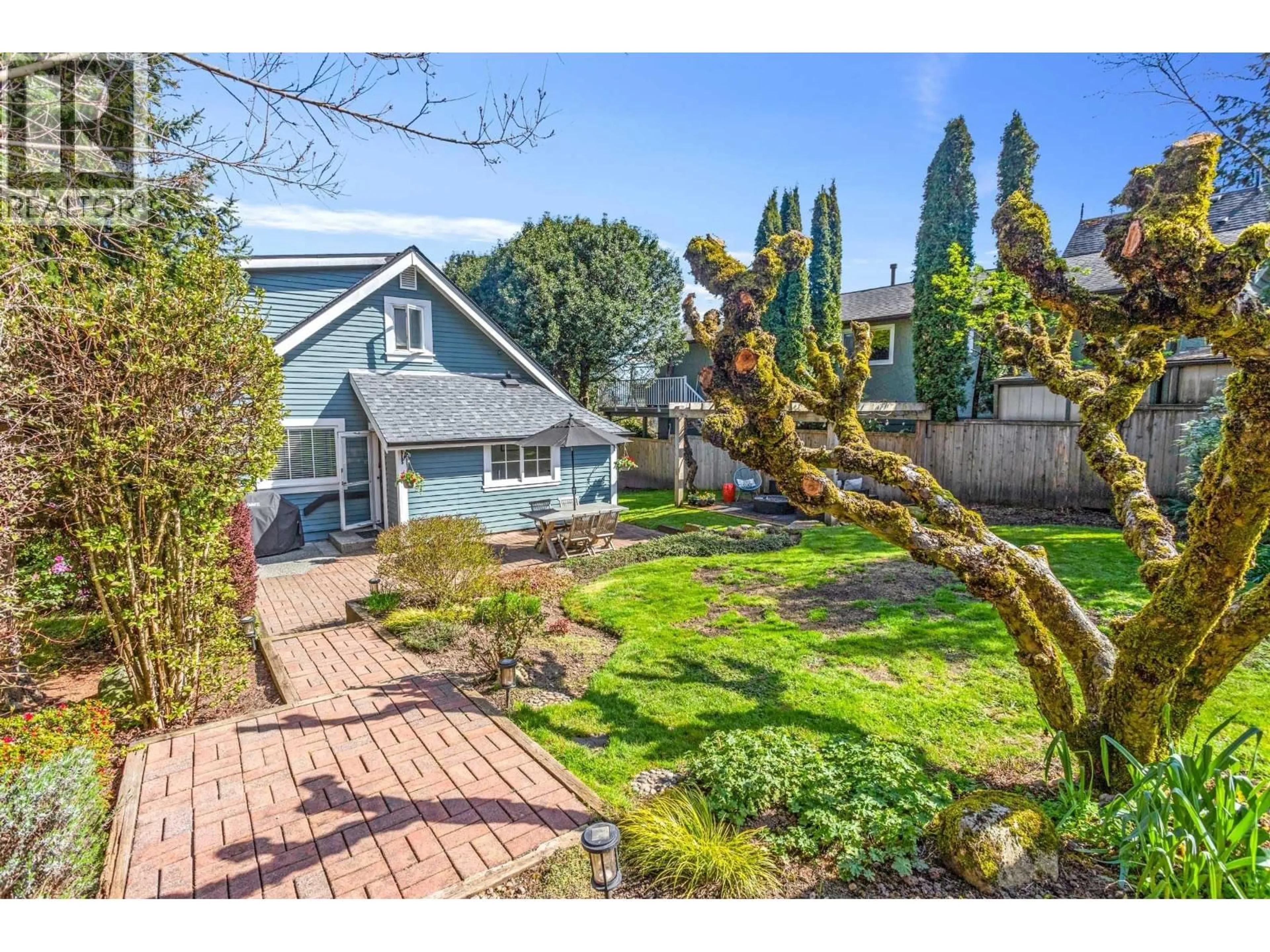 A pic from outside/outdoor area/front of a property/back of a property/a pic from drone, street for 505 GARFIELD STREET, New Westminster British Columbia V3L4A6