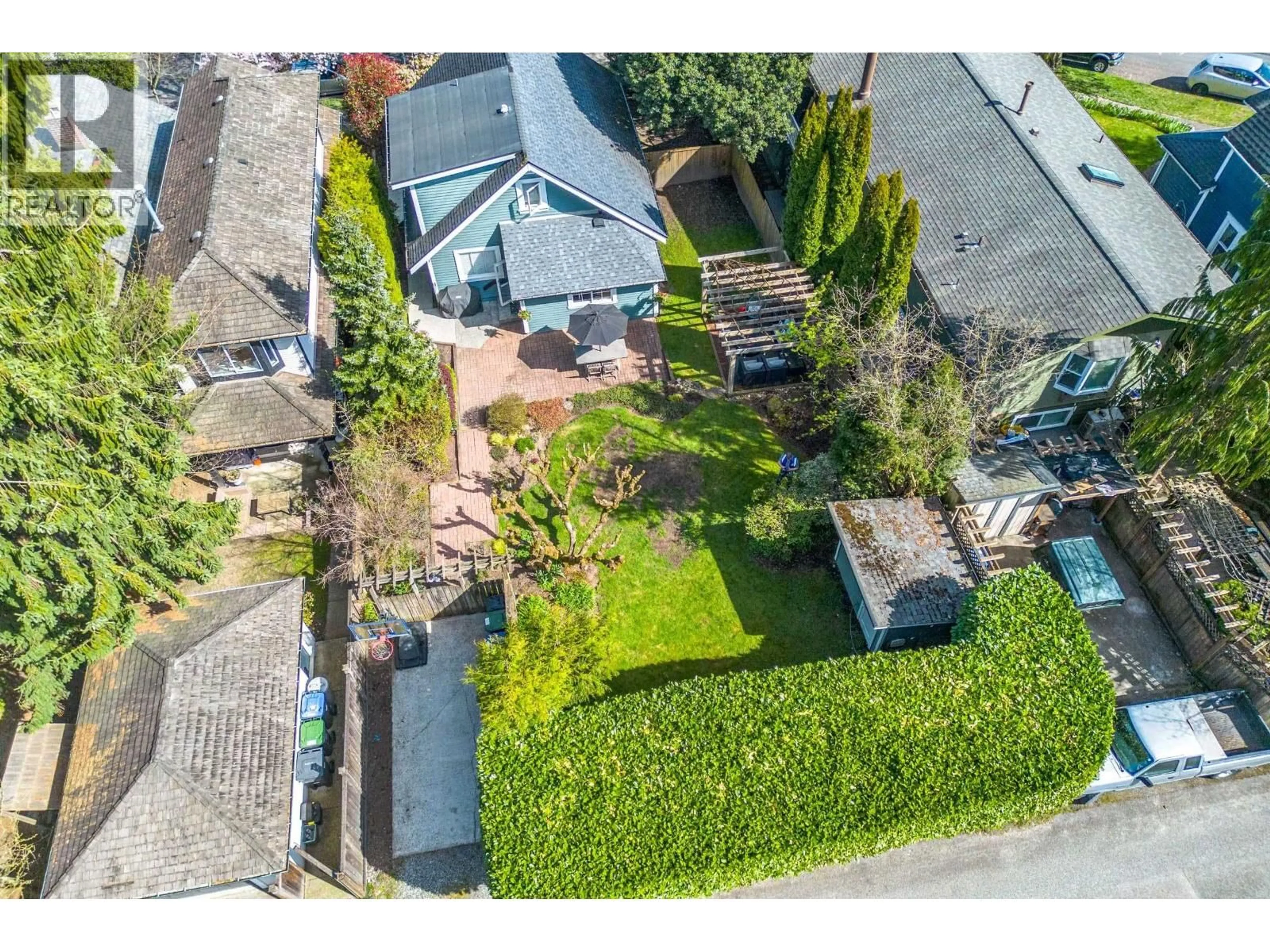 A pic from outside/outdoor area/front of a property/back of a property/a pic from drone, street for 505 GARFIELD STREET, New Westminster British Columbia V3L4A6