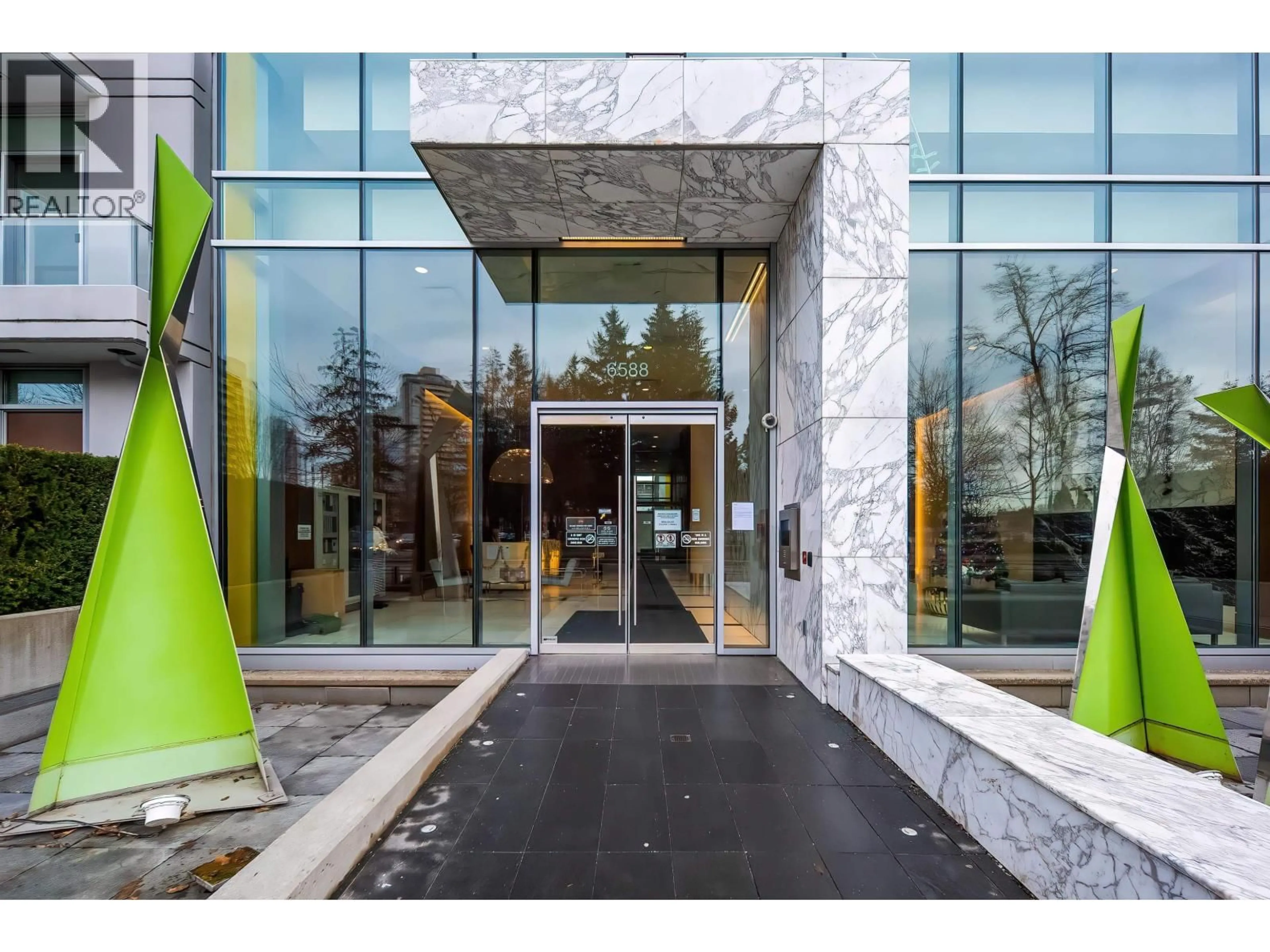 Indoor foyer for 6590 NELSON AVENUE, Burnaby British Columbia V5H0E8