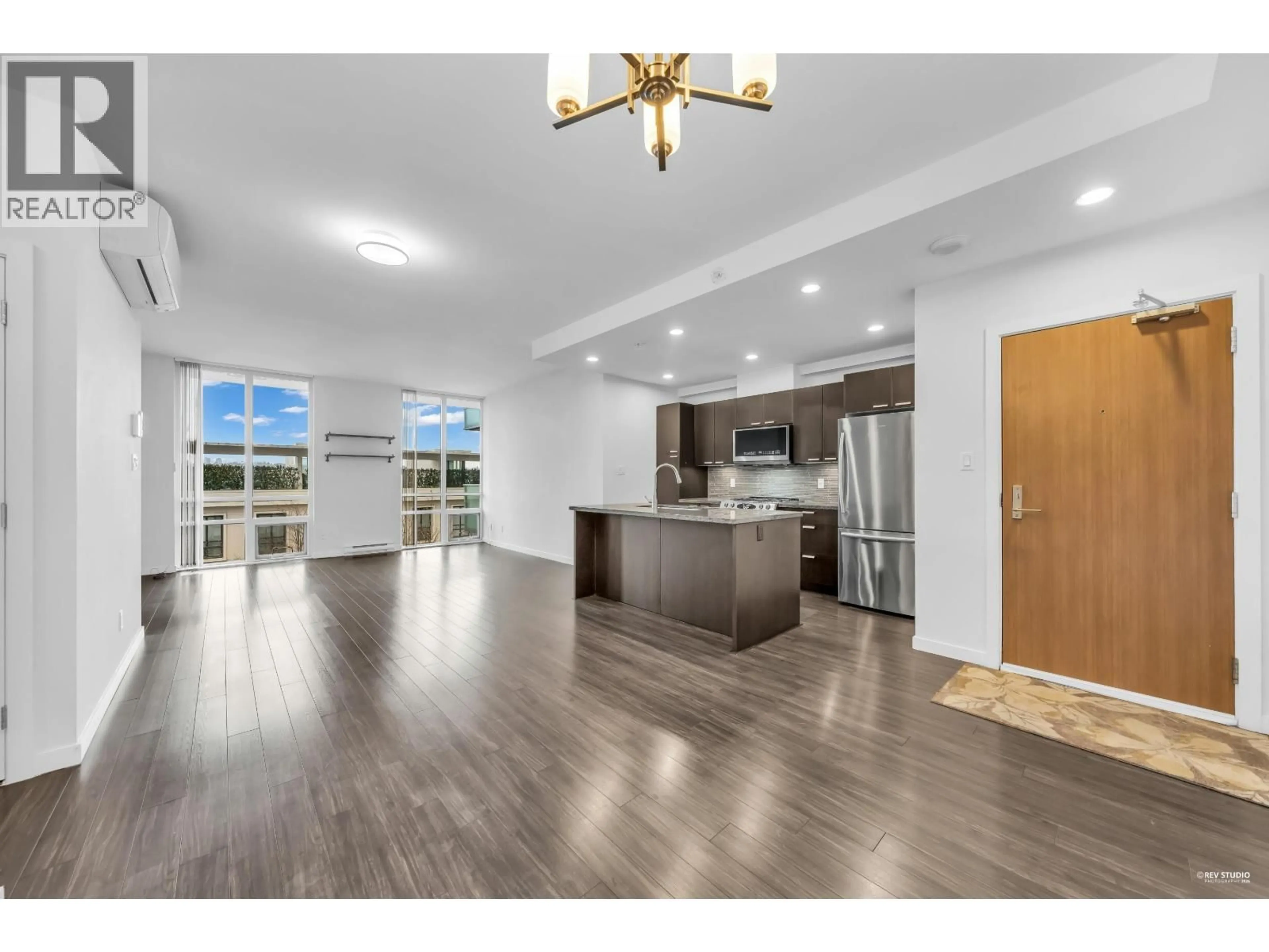 Open concept kitchen, unknown for 304 - 2200 DOUGLAS ROAD, Burnaby British Columbia V5C0G8