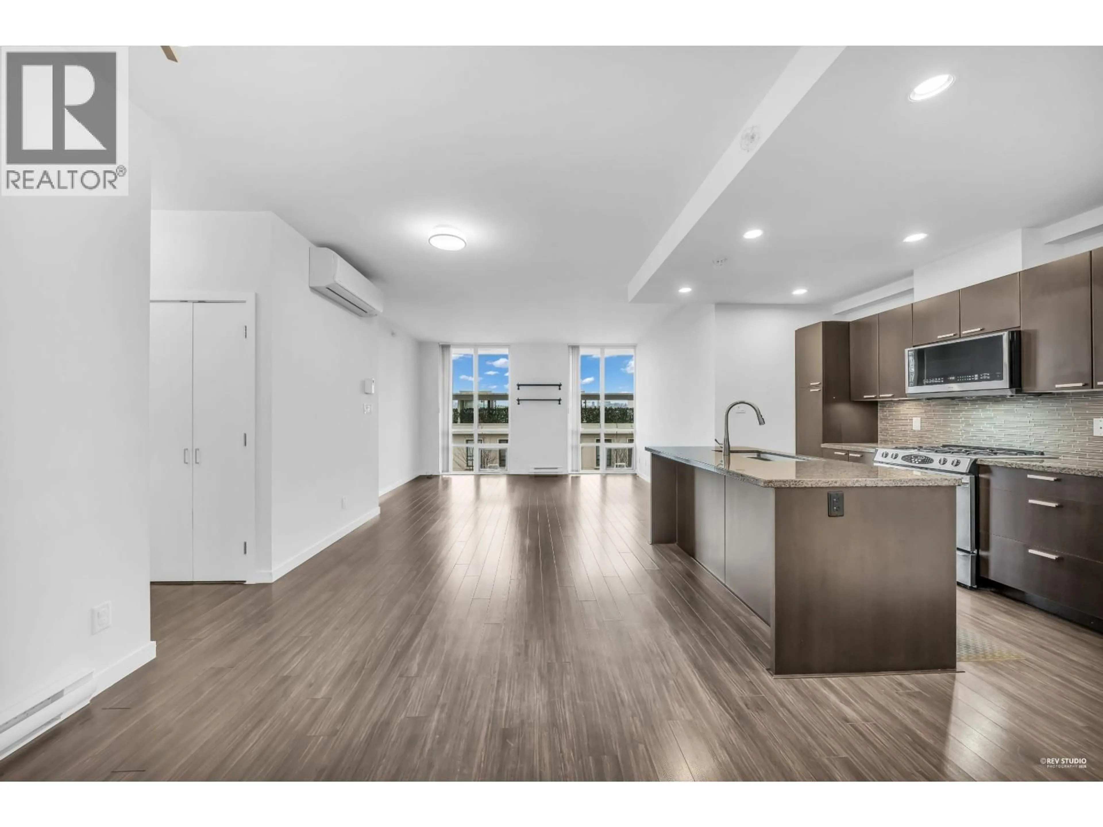 Open concept kitchen, wood/laminate floor for 304 - 2200 DOUGLAS ROAD, Burnaby British Columbia V5C0G8