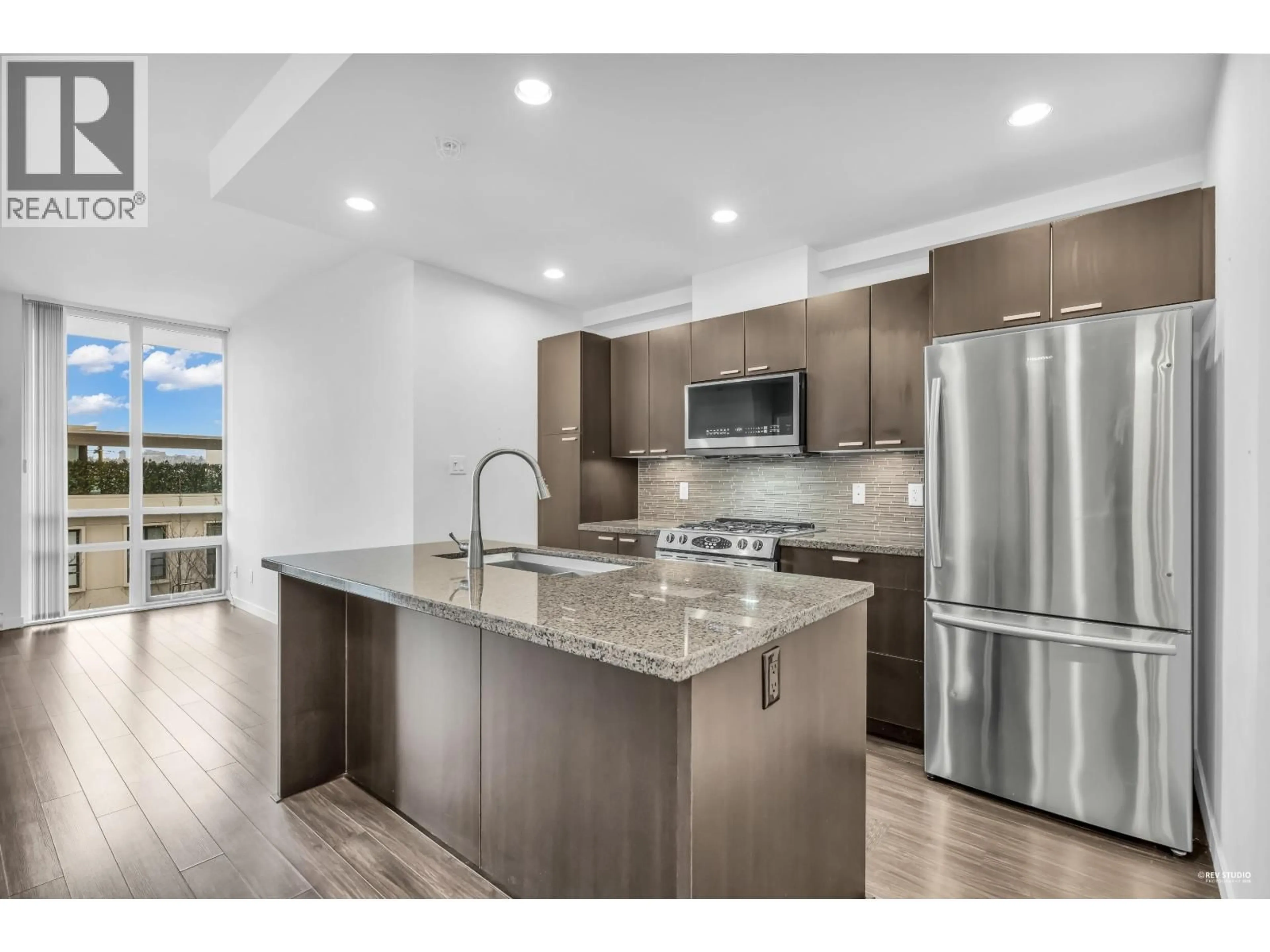 Open concept kitchen, unknown for 304 - 2200 DOUGLAS ROAD, Burnaby British Columbia V5C0G8