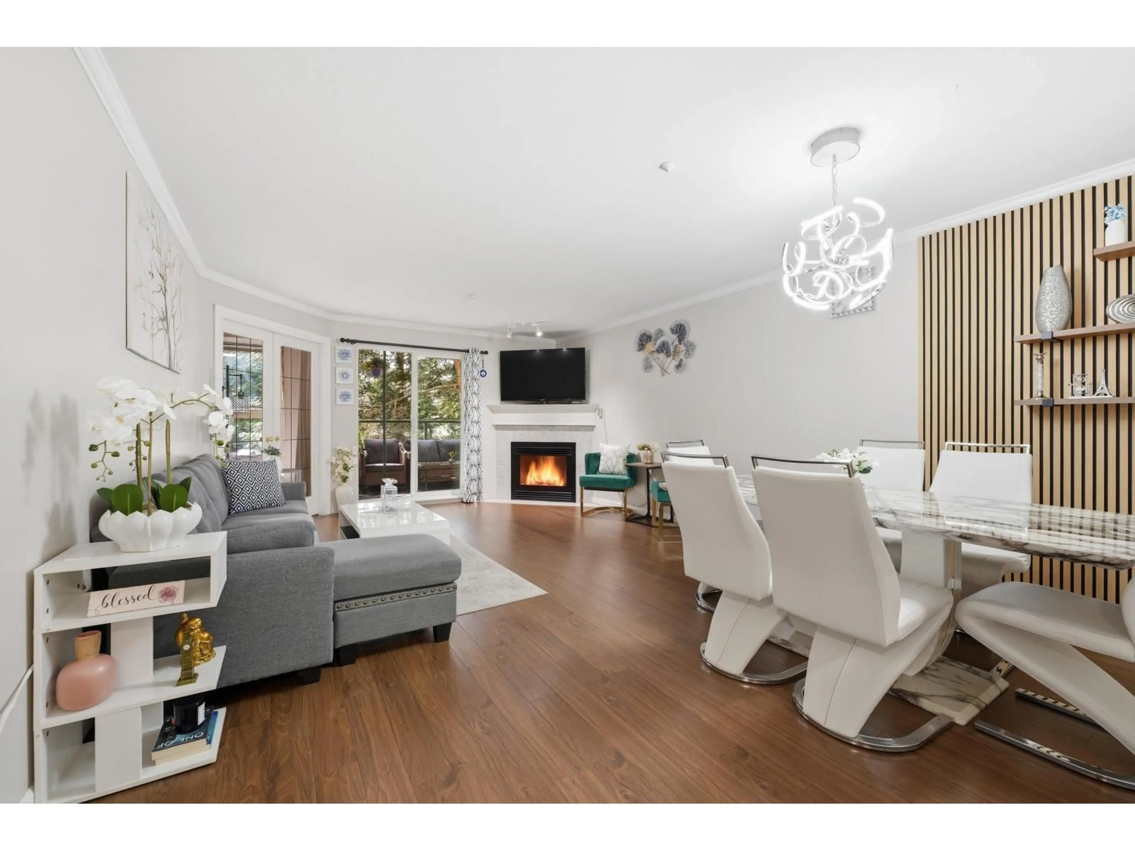 Living room with furniture, wood/laminate floor for 214 - 10128 132 STREET, Surrey British Columbia V3T3T5