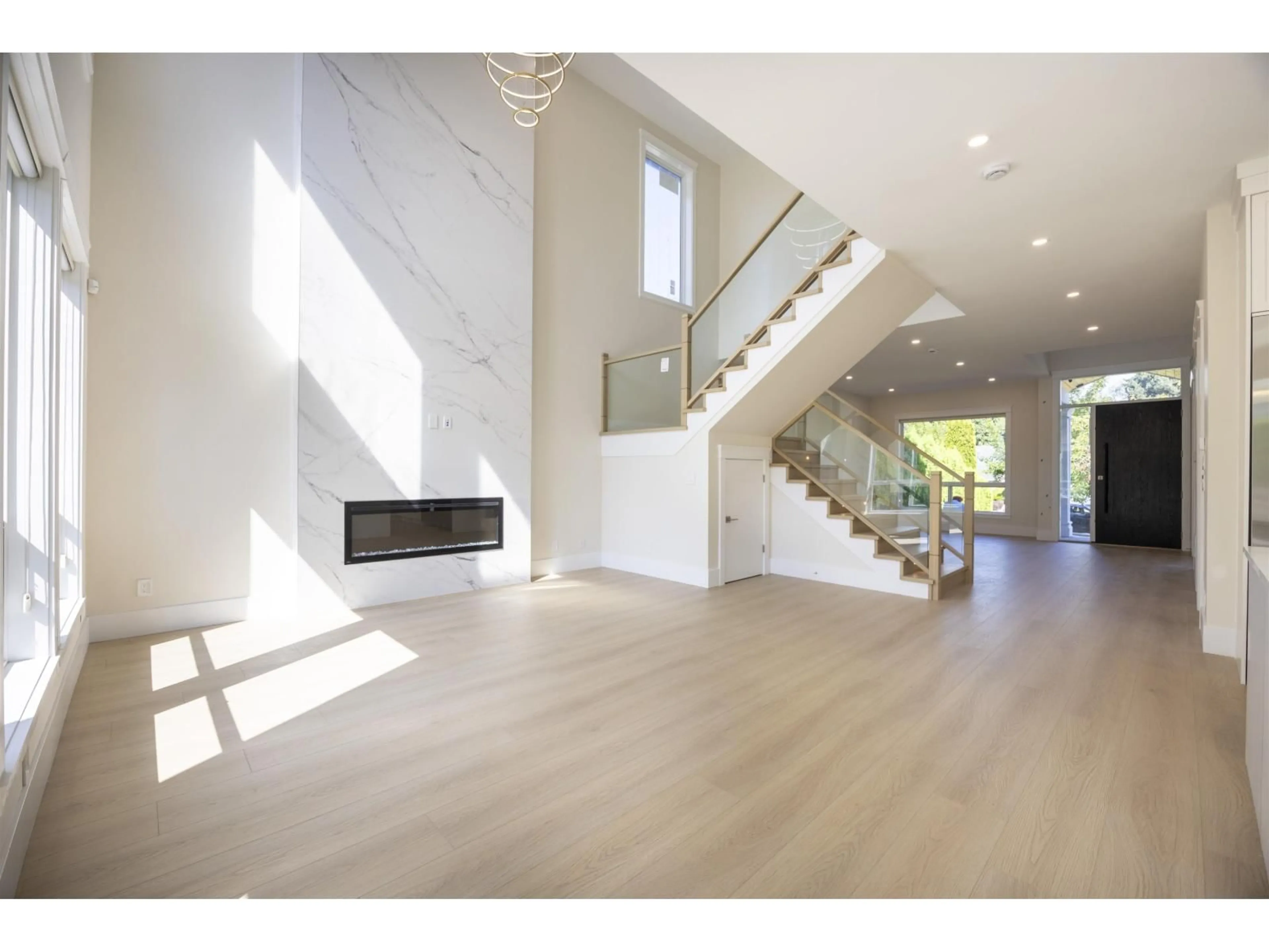 Indoor foyer for 1365 160A STREET, Surrey British Columbia V4A7T7