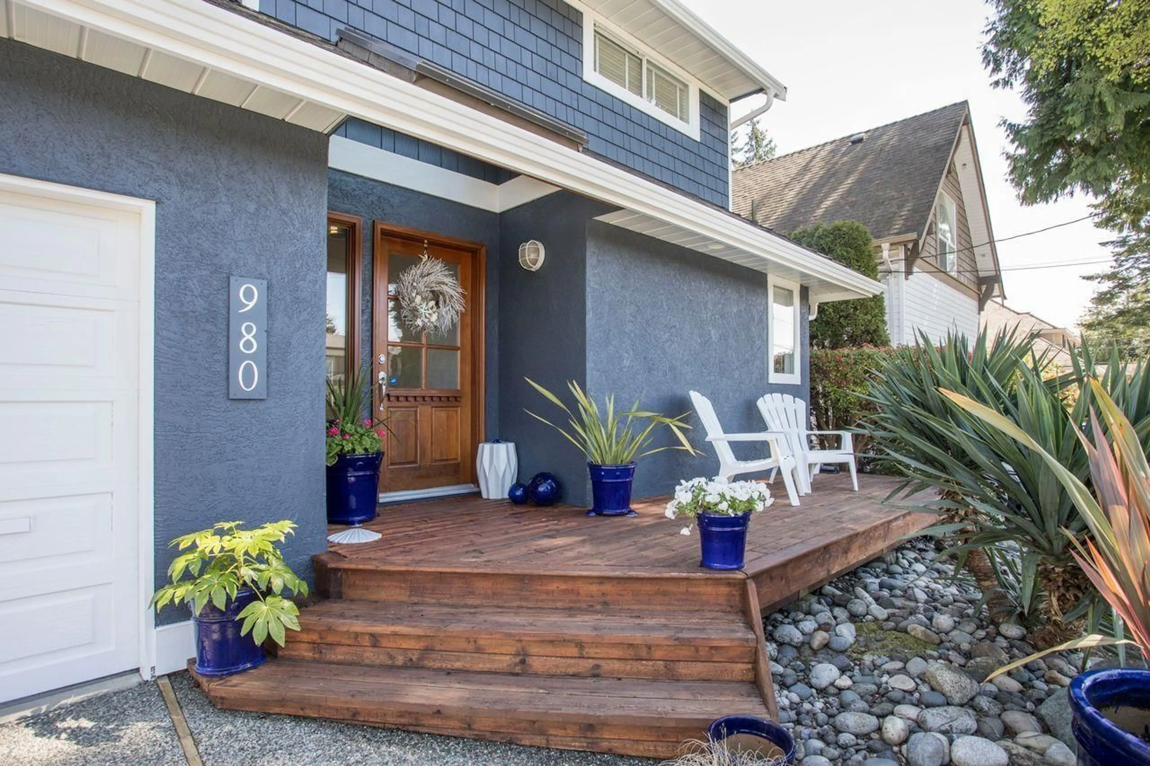 Home with vinyl exterior material, street for 980 164 STREET, White Rock British Columbia V4A4Y5