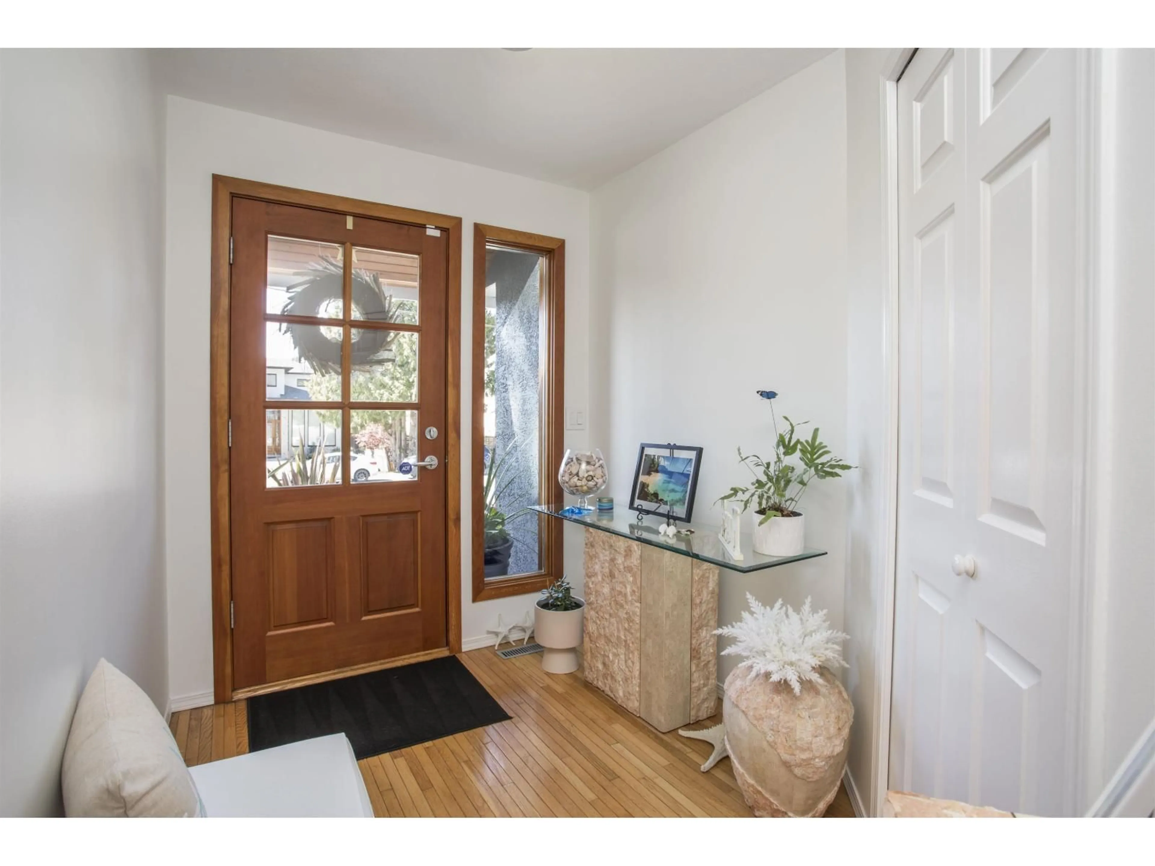 Indoor entryway for 980 164 STREET, White Rock British Columbia V4A4Y5