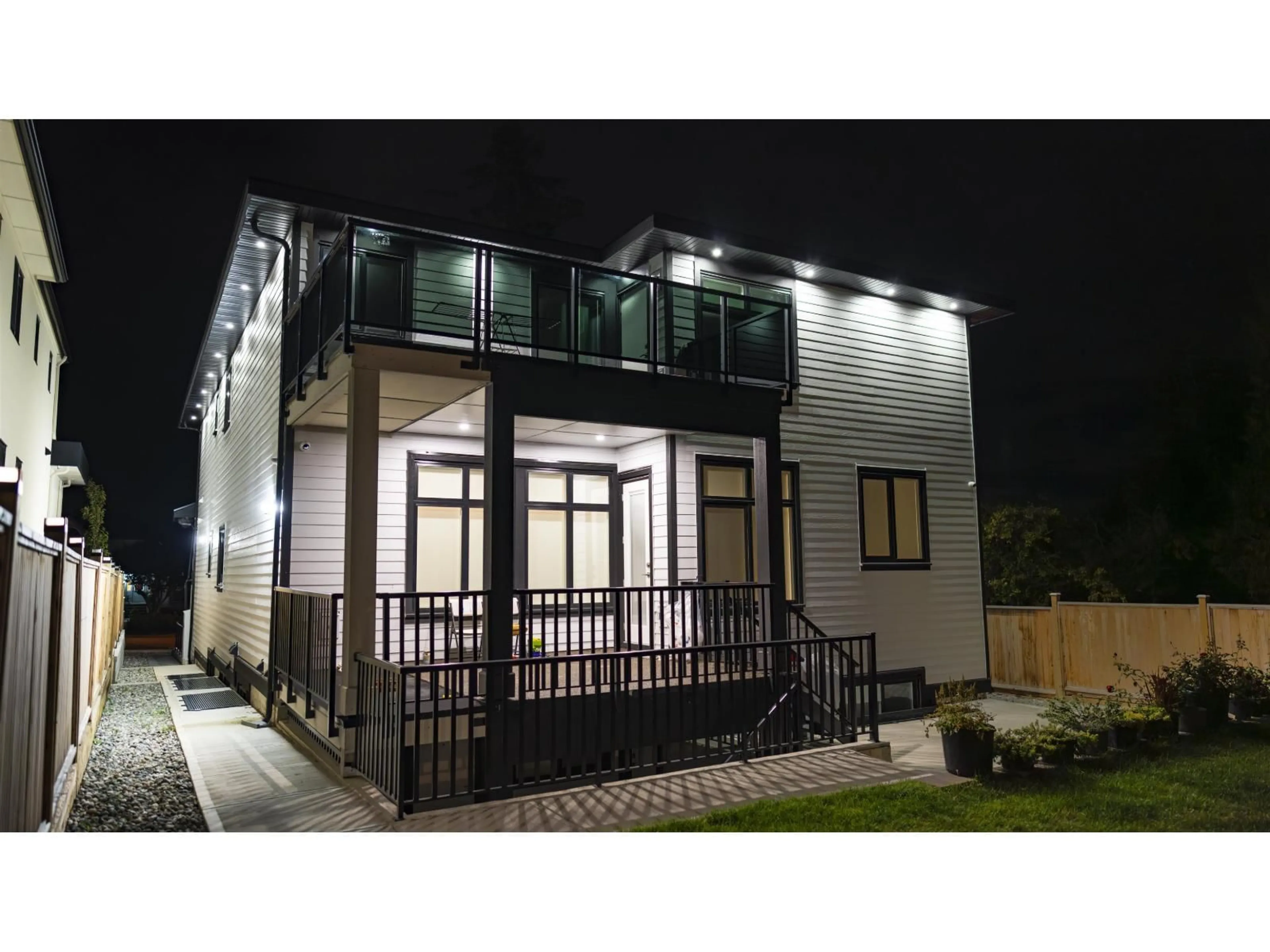 Home with vinyl exterior material, street for 937 160B STREET, Surrey British Columbia V4A9A7