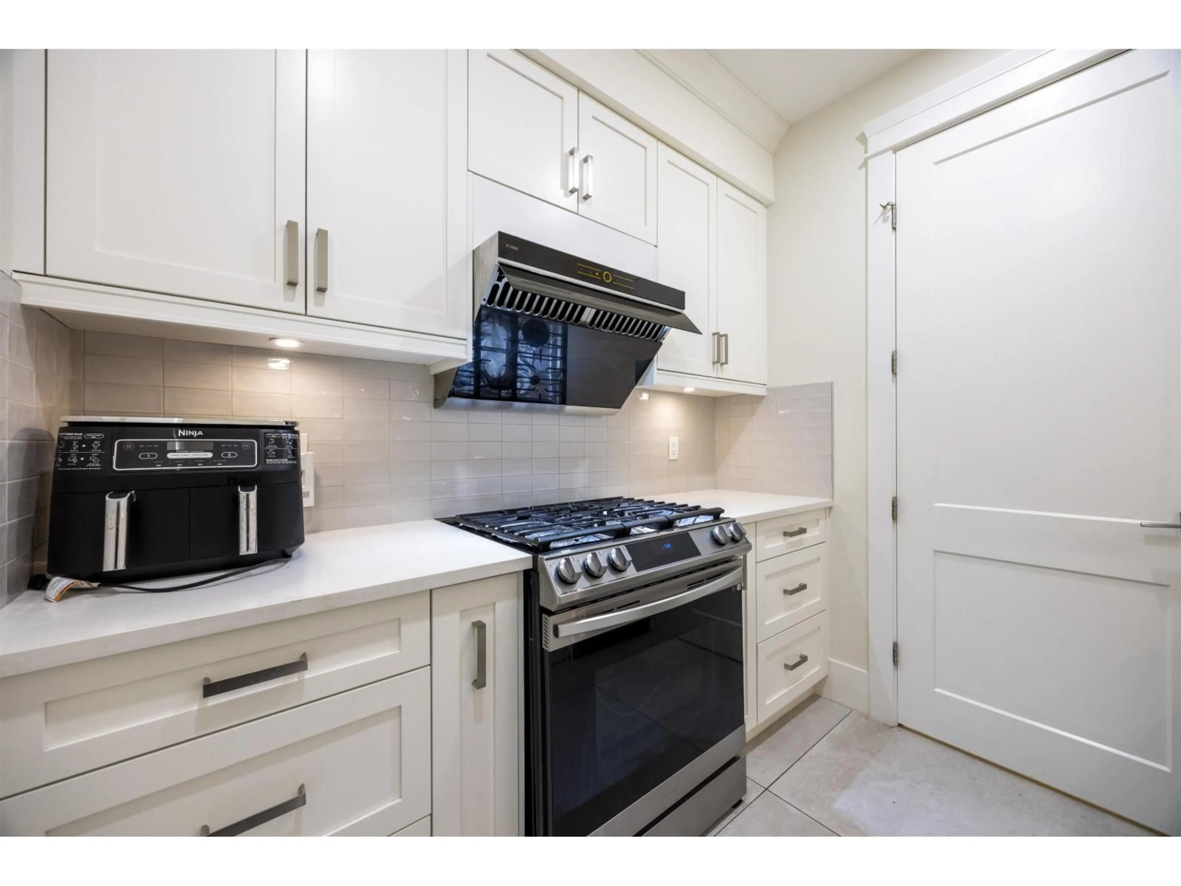 Standard kitchen, unknown for 1245 KENT STREET, White Rock British Columbia V4B4T6