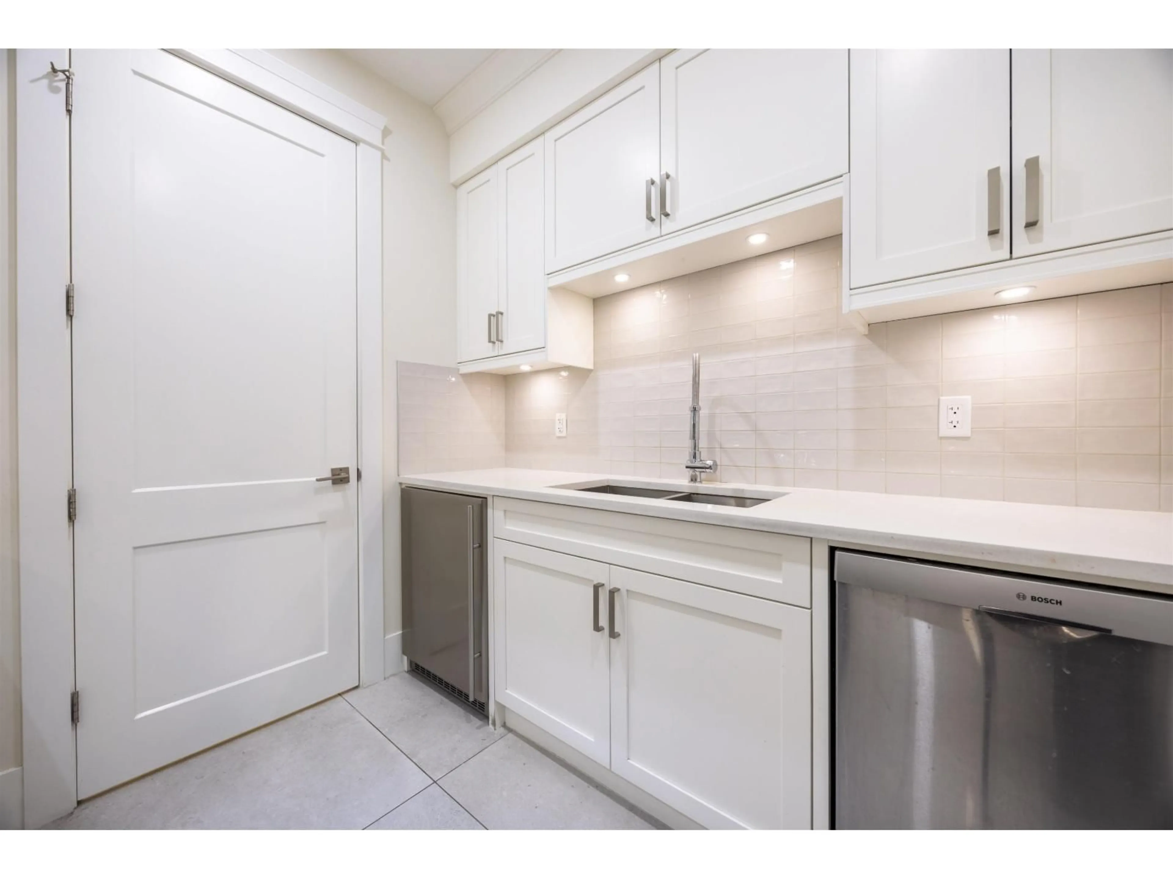 Standard kitchen, ceramic/tile floor for 1245 KENT STREET, White Rock British Columbia V4B4T6