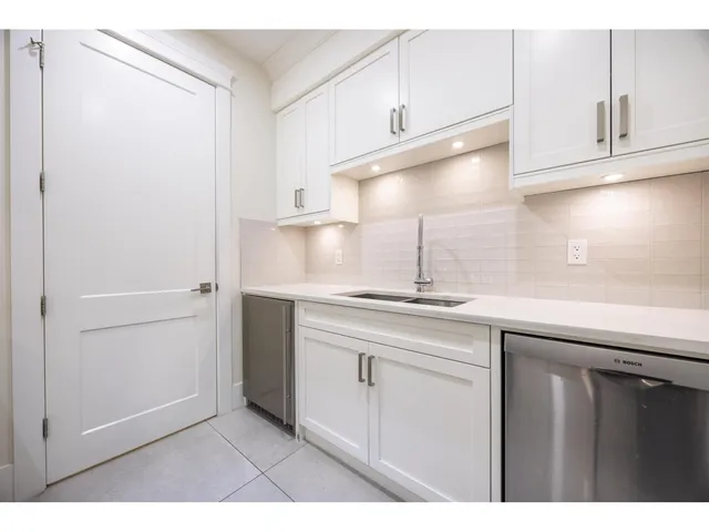 1245 KENT STREET, White Rock 2
