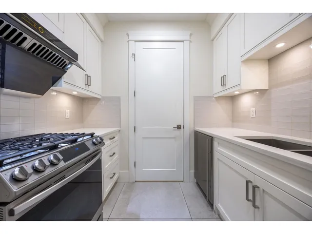1245 KENT STREET, White Rock 3