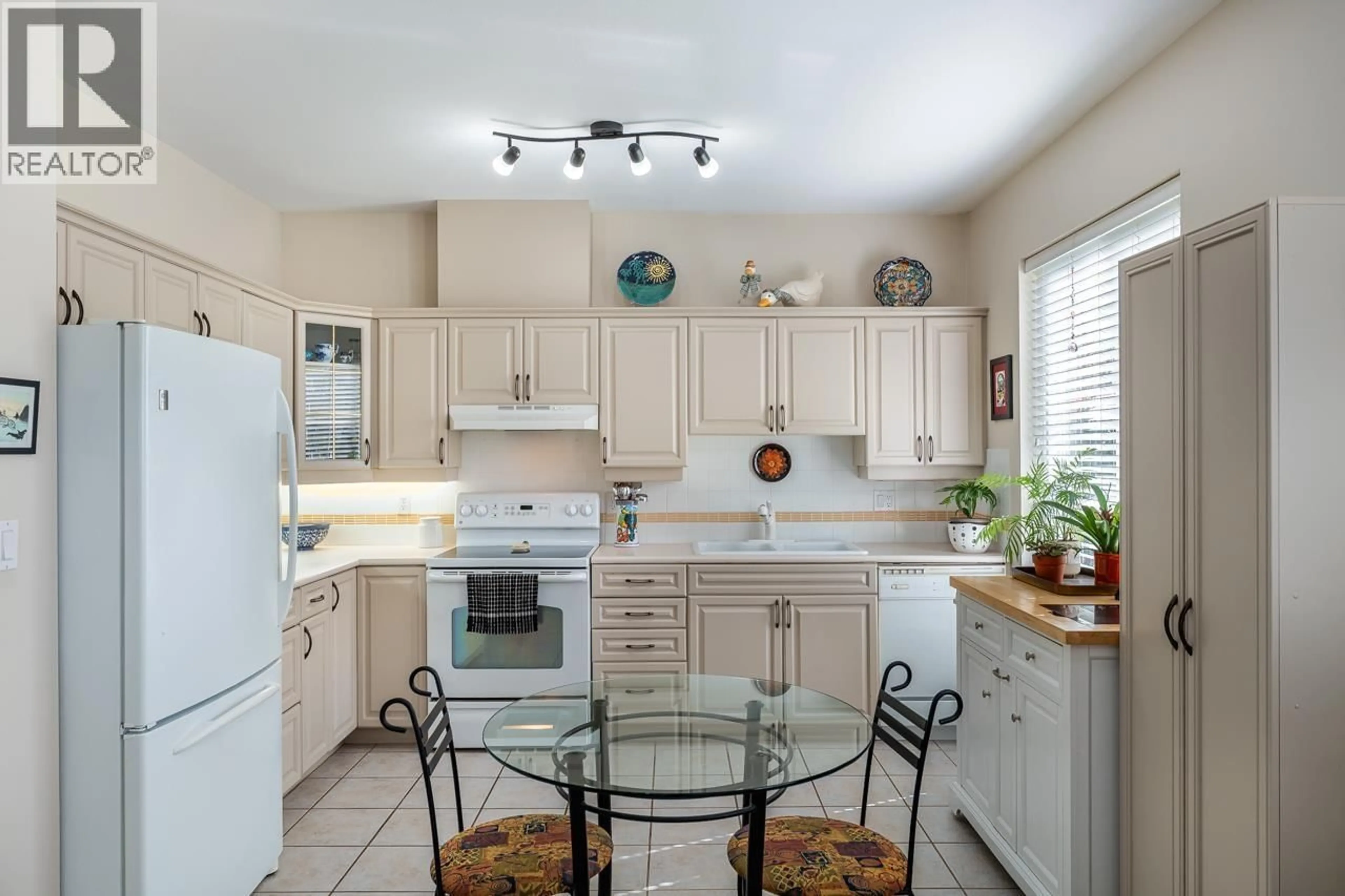 Open concept kitchen, ceramic/tile floor for 135 - 3098 GUILDFORD WAY, Coquitlam British Columbia V3B7W8