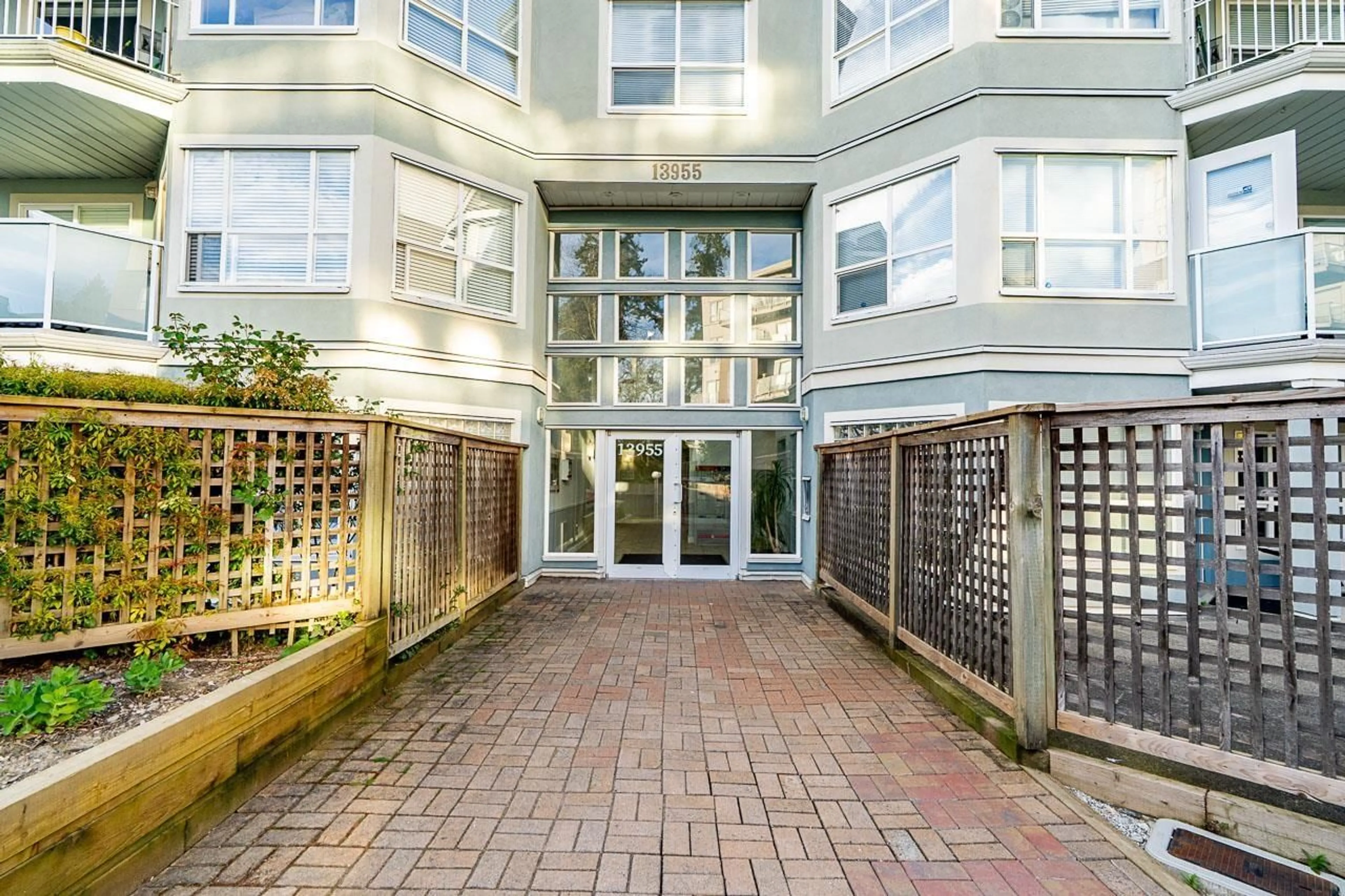 Indoor foyer for 104 - 13955 LAUREL DRIVE, Surrey British Columbia V3T1A8