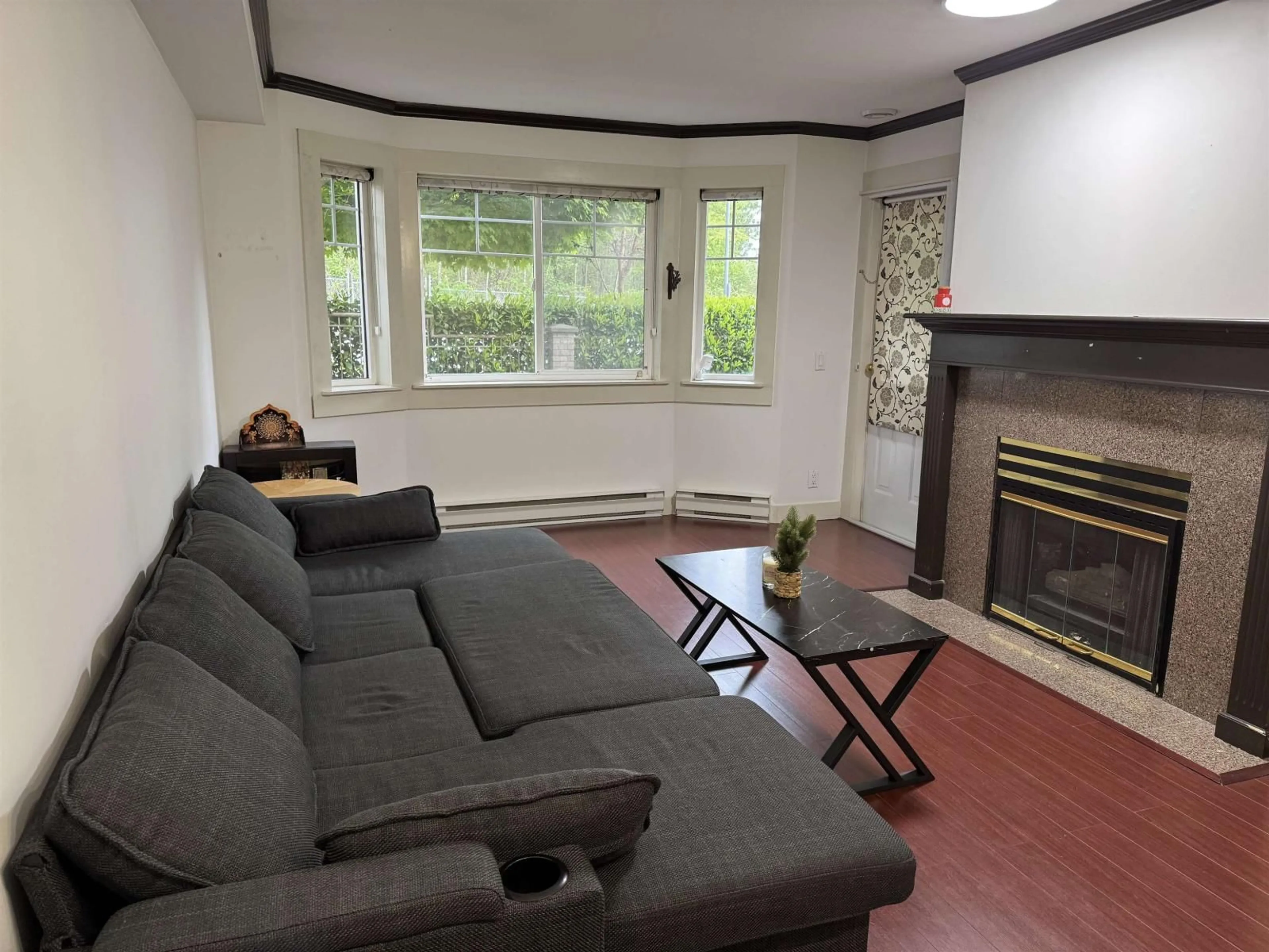 Living room with furniture, wood/laminate floor for 106 - 9865 140 STREET, Surrey British Columbia V3T4M4