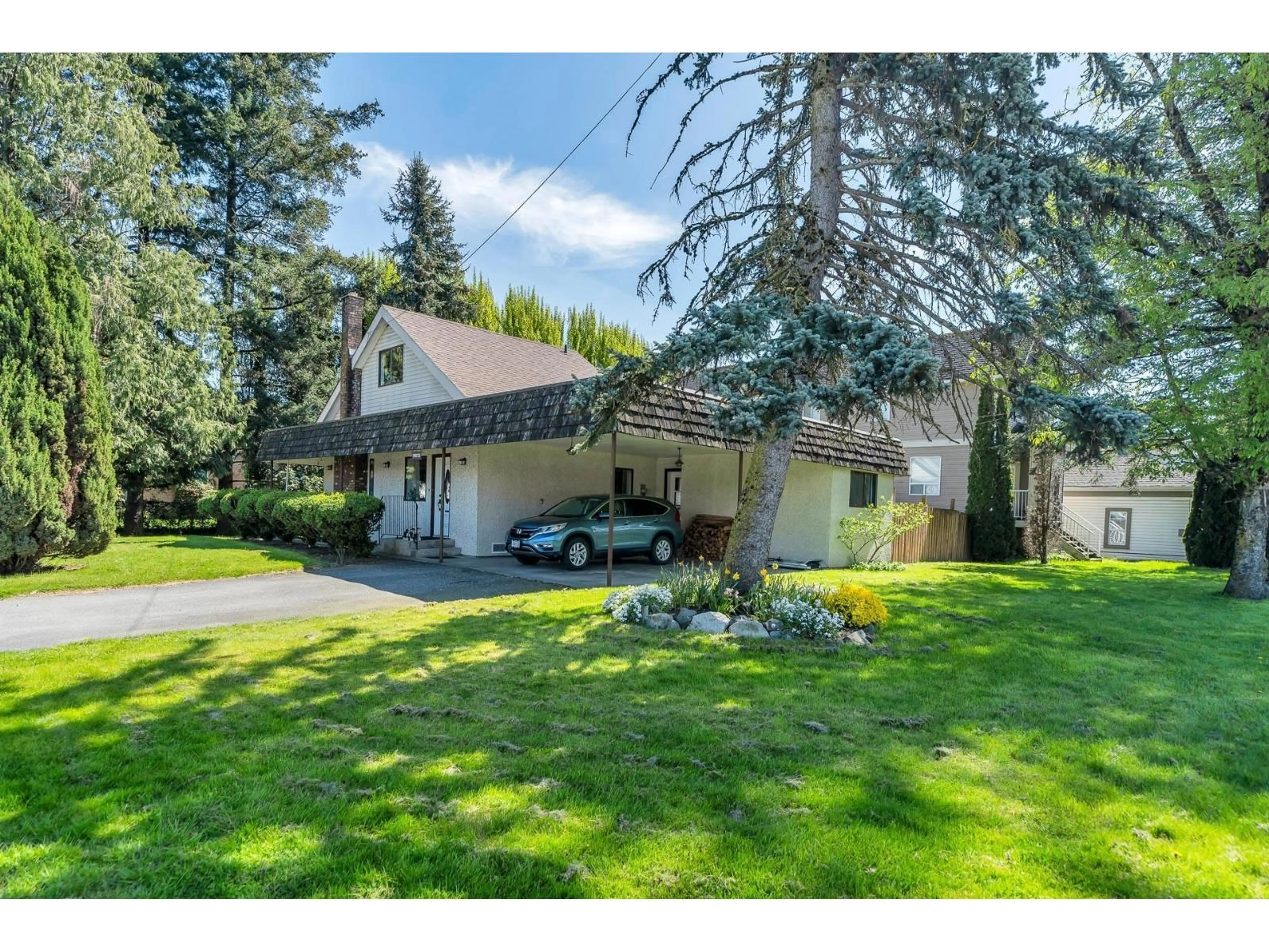 A pic from outside/outdoor area/front of a property/back of a property/a pic from drone, street for 34612 2 STREET, Abbotsford British Columbia V2S8C2