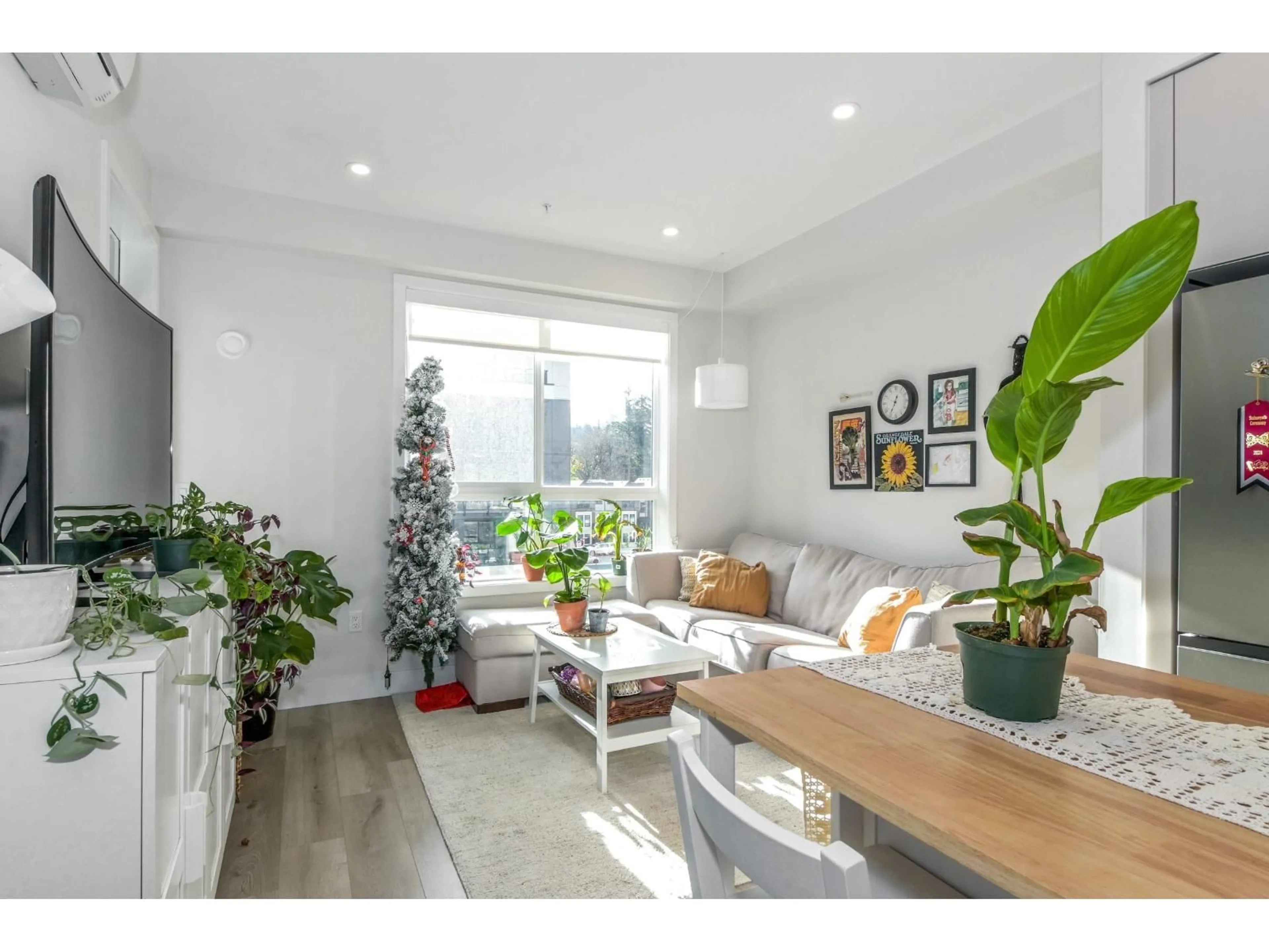 Living room with furniture, unknown for 402 - 45497 CAMPUS DRIVE, Chilliwack British Columbia V2R6L8