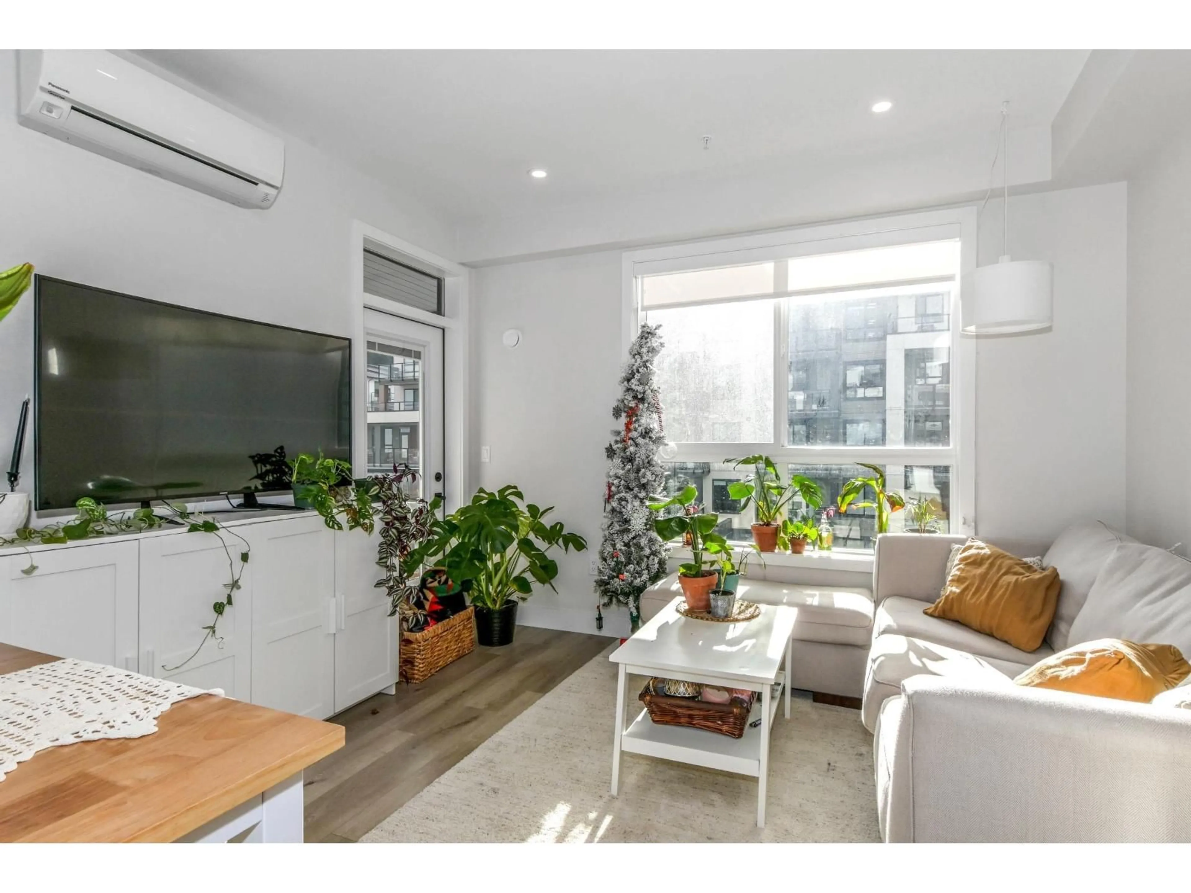 Living room with furniture, unknown for 402 - 45497 CAMPUS DRIVE, Chilliwack British Columbia V2R6L8