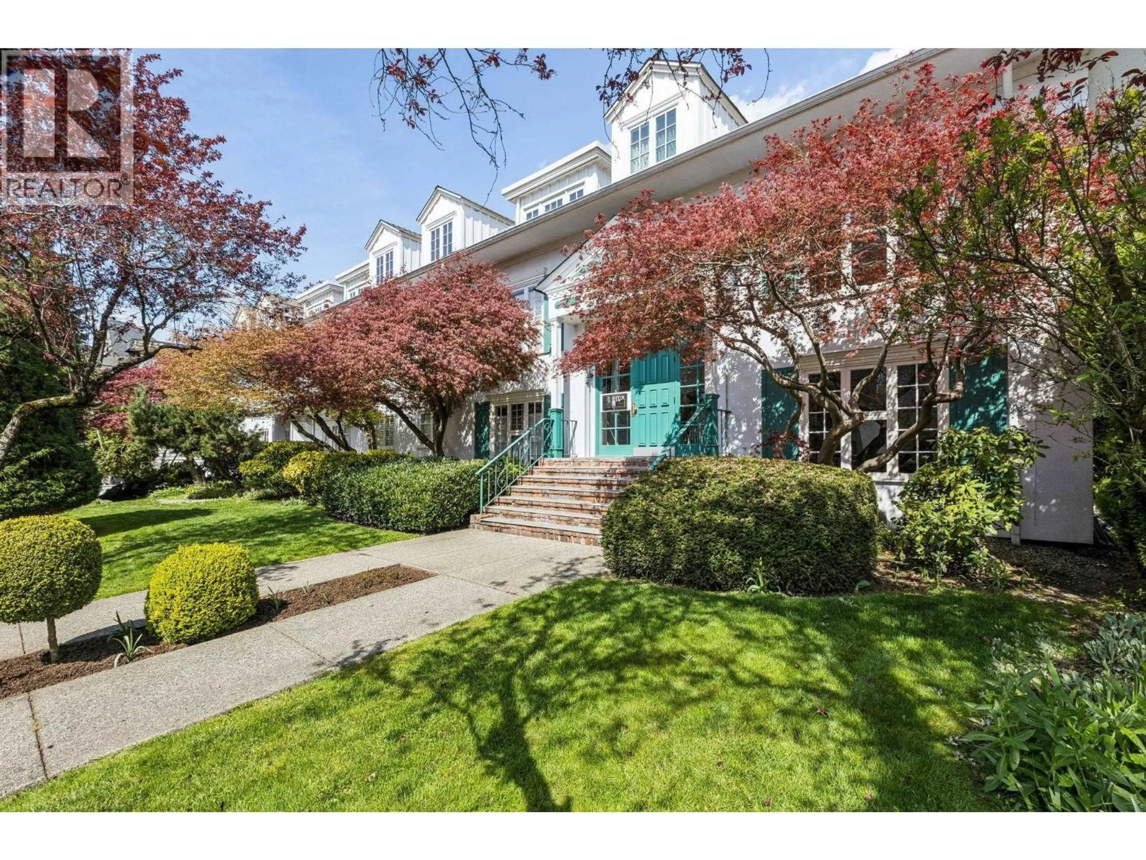 Indoor foyer for 102 - 120 17TH STREET, North Vancouver British Columbia V7M1V4