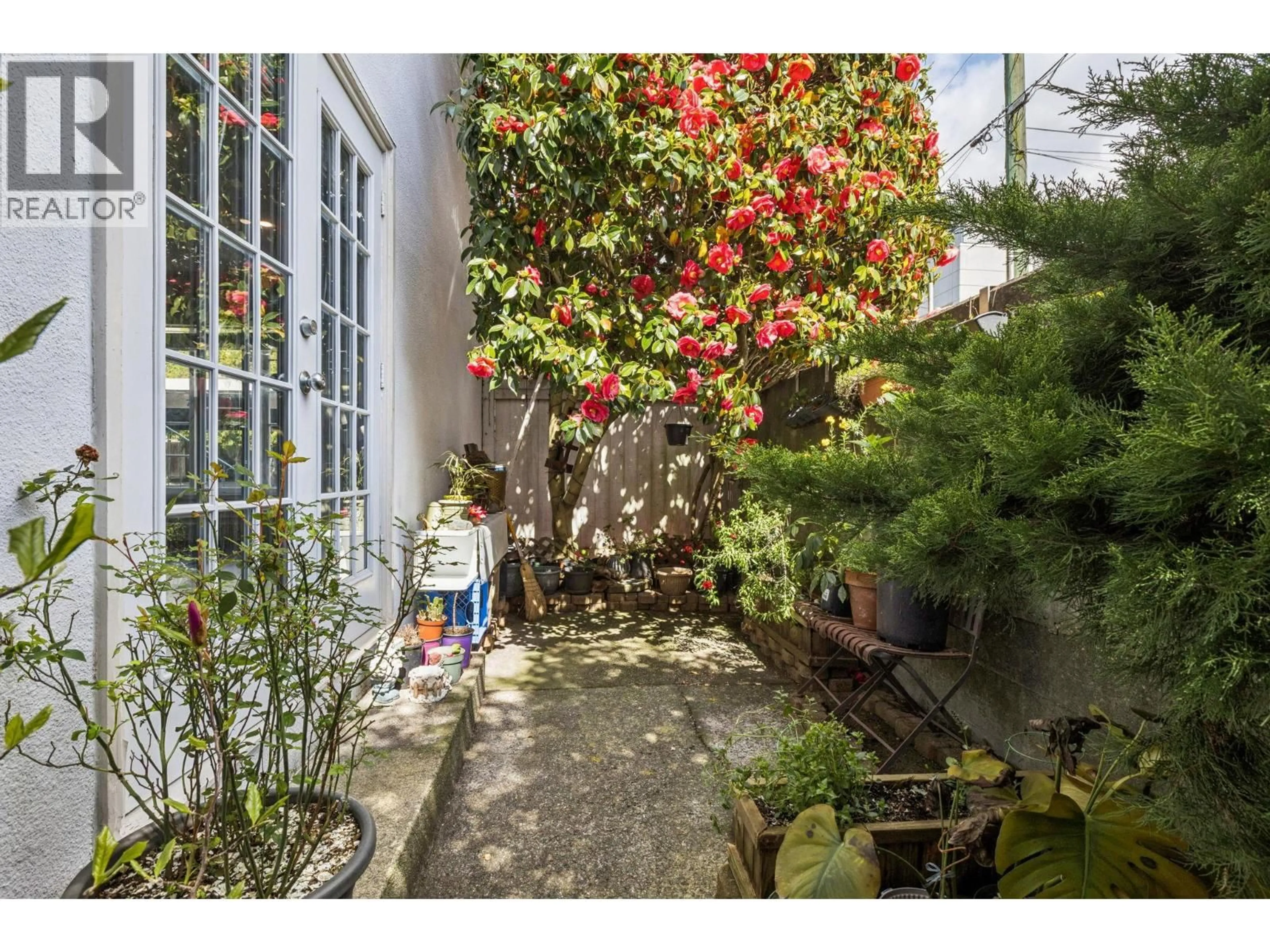 Patio, street for 102 - 120 17TH STREET, North Vancouver British Columbia V7M1V4