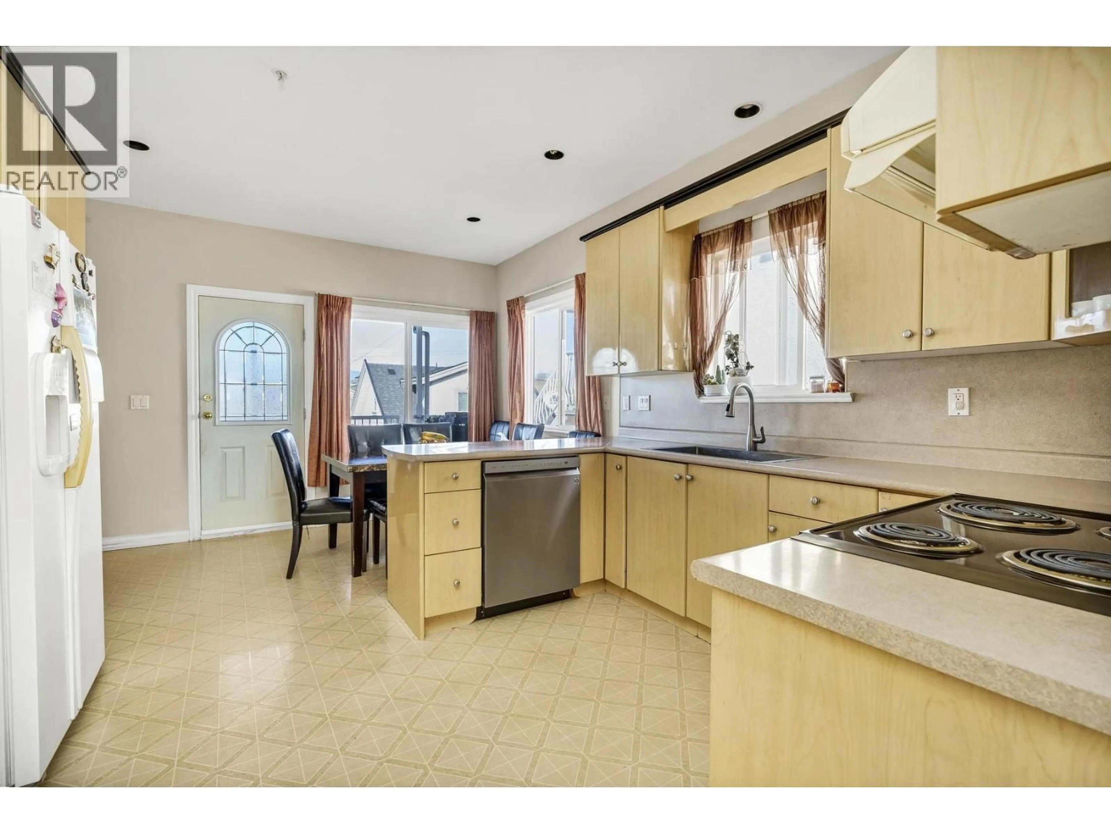 Open concept kitchen, ceramic/tile floor for 591 28TH AVENUE, Vancouver British Columbia V5V2N4